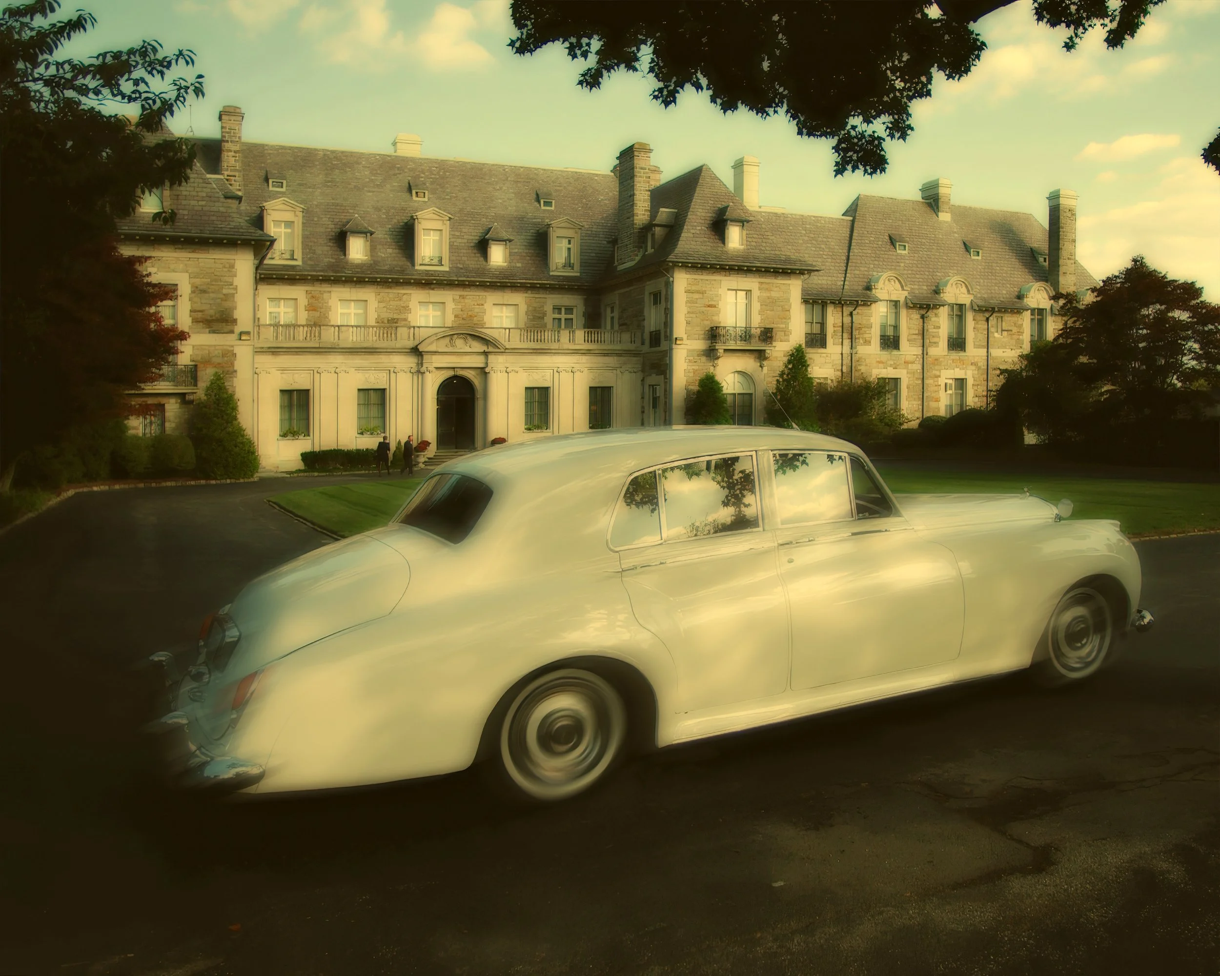 Vintage limousine arriving at Aldrich Mansion wedding venue in Warwick, Rhode Island.
