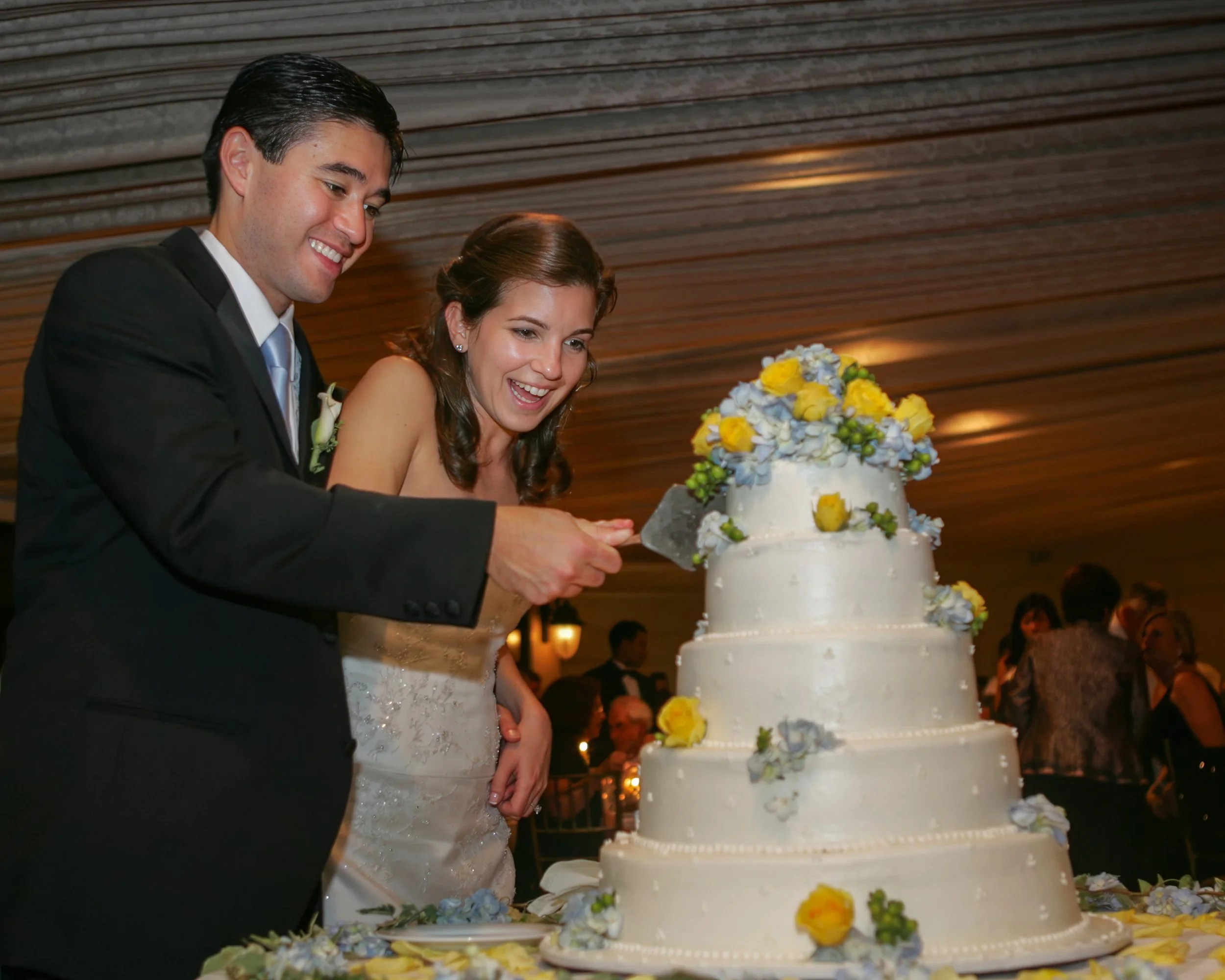 Bride and Groom cut their wedding cake at Tappan Hill Mansion Westchester