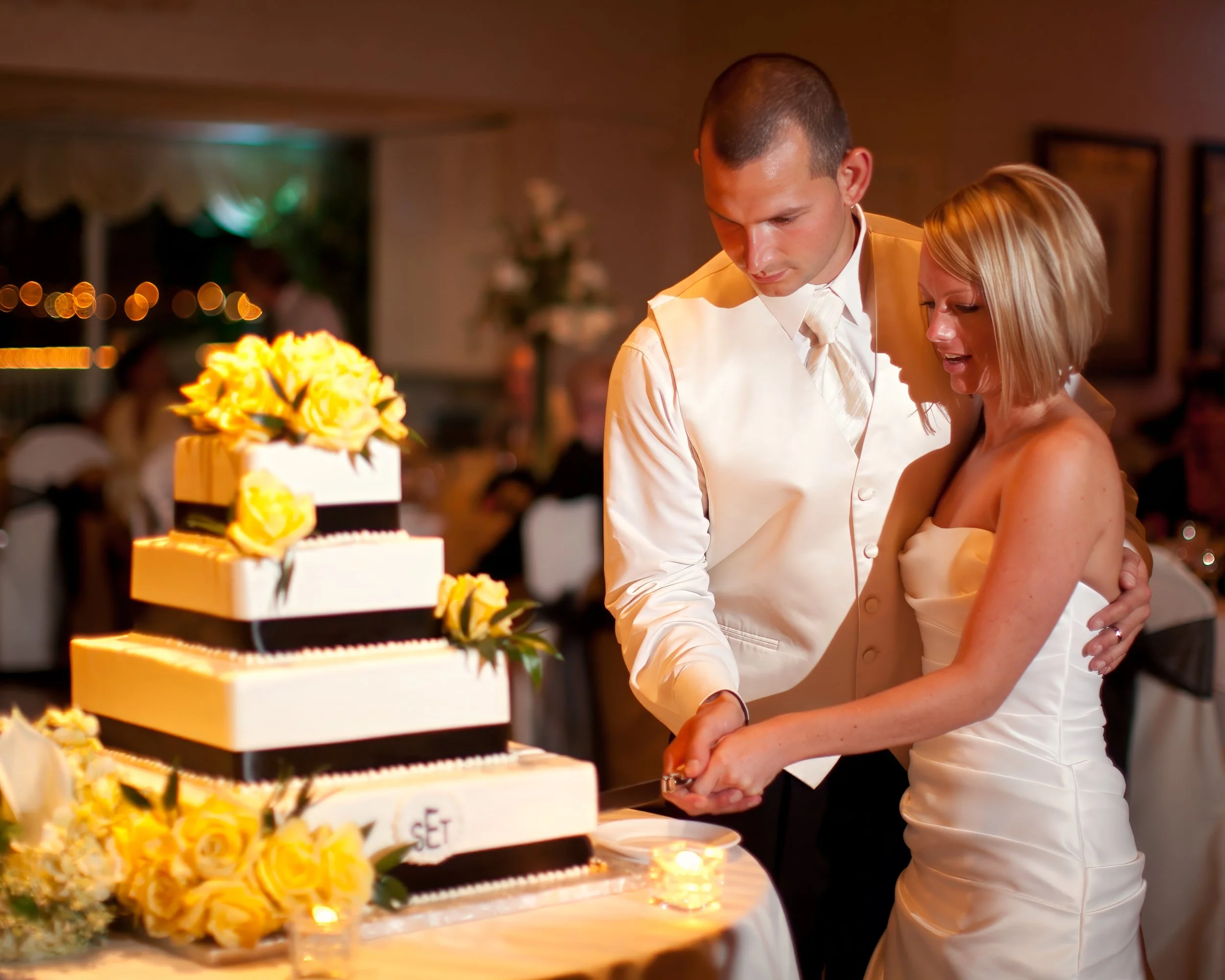 Bride and groom cutting wedding cake at Amarante’s Sea Cliff reception in New Haven CT