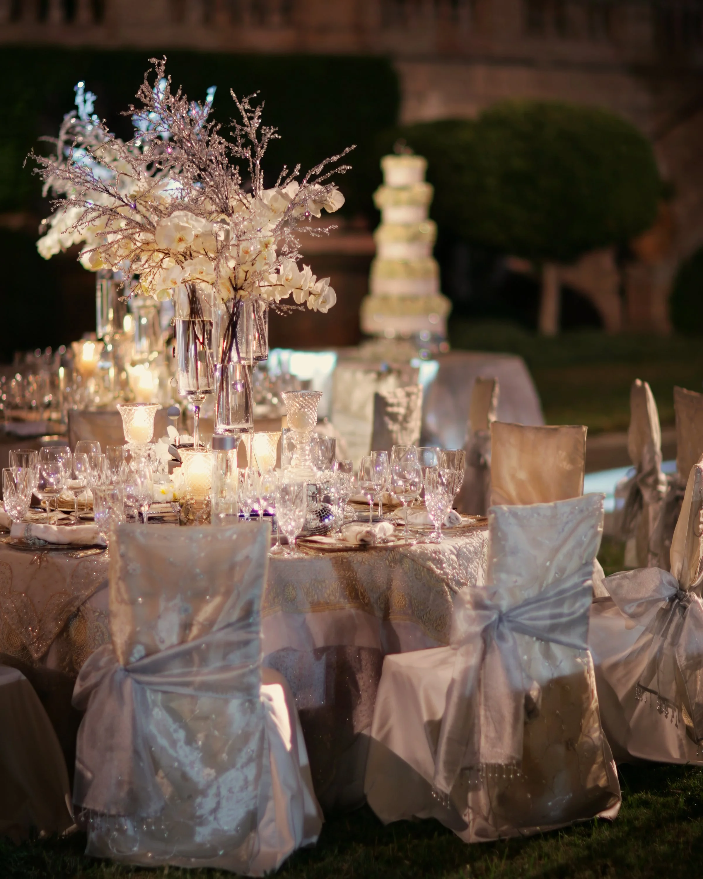 Elegant outdoor wedding reception decor at The Ringling Museum in Sarasota featuring refined tablescapes and lighting.