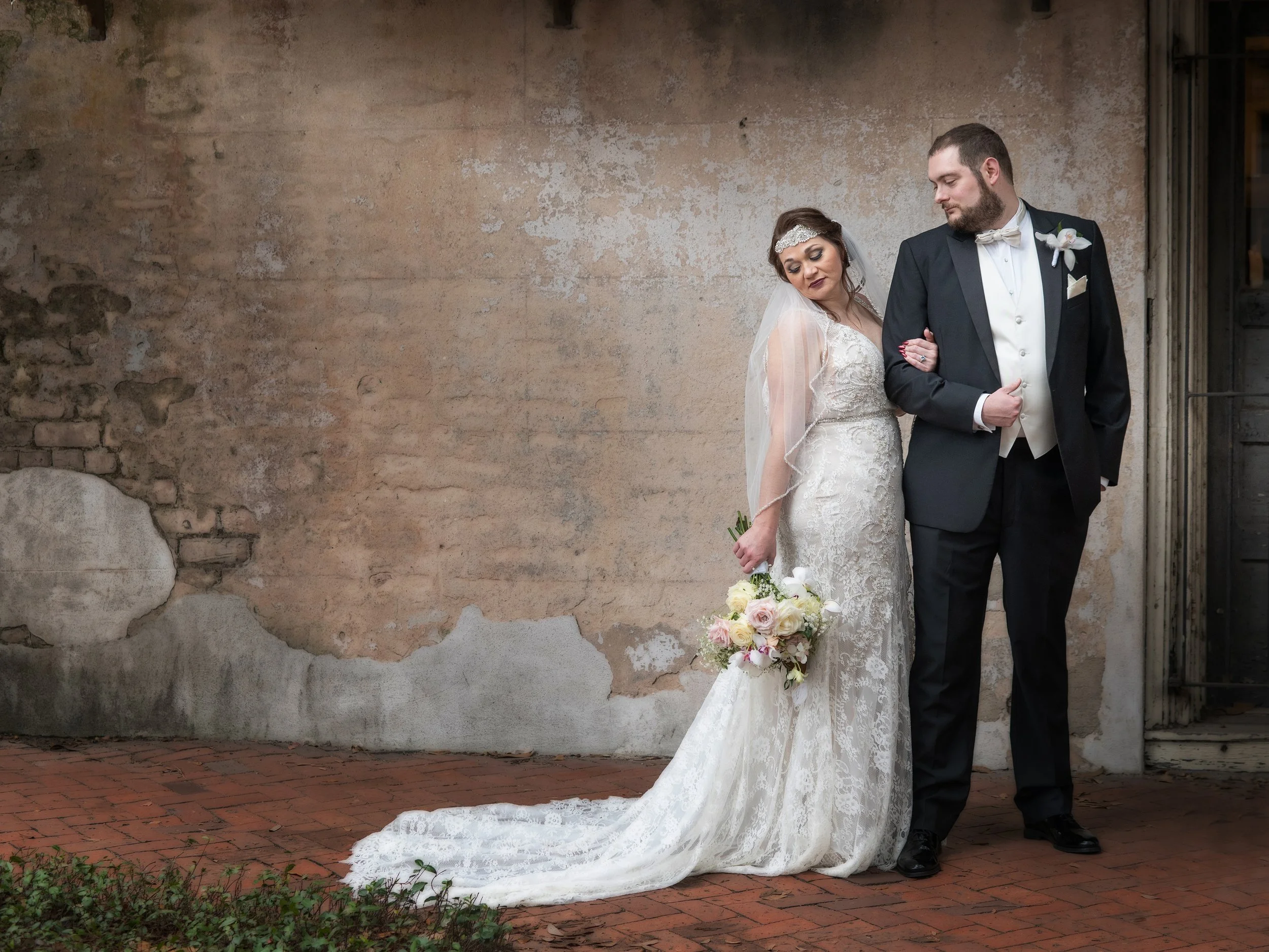 Savannah elopement packages bride and groom romantic photography in Savannah Historic District