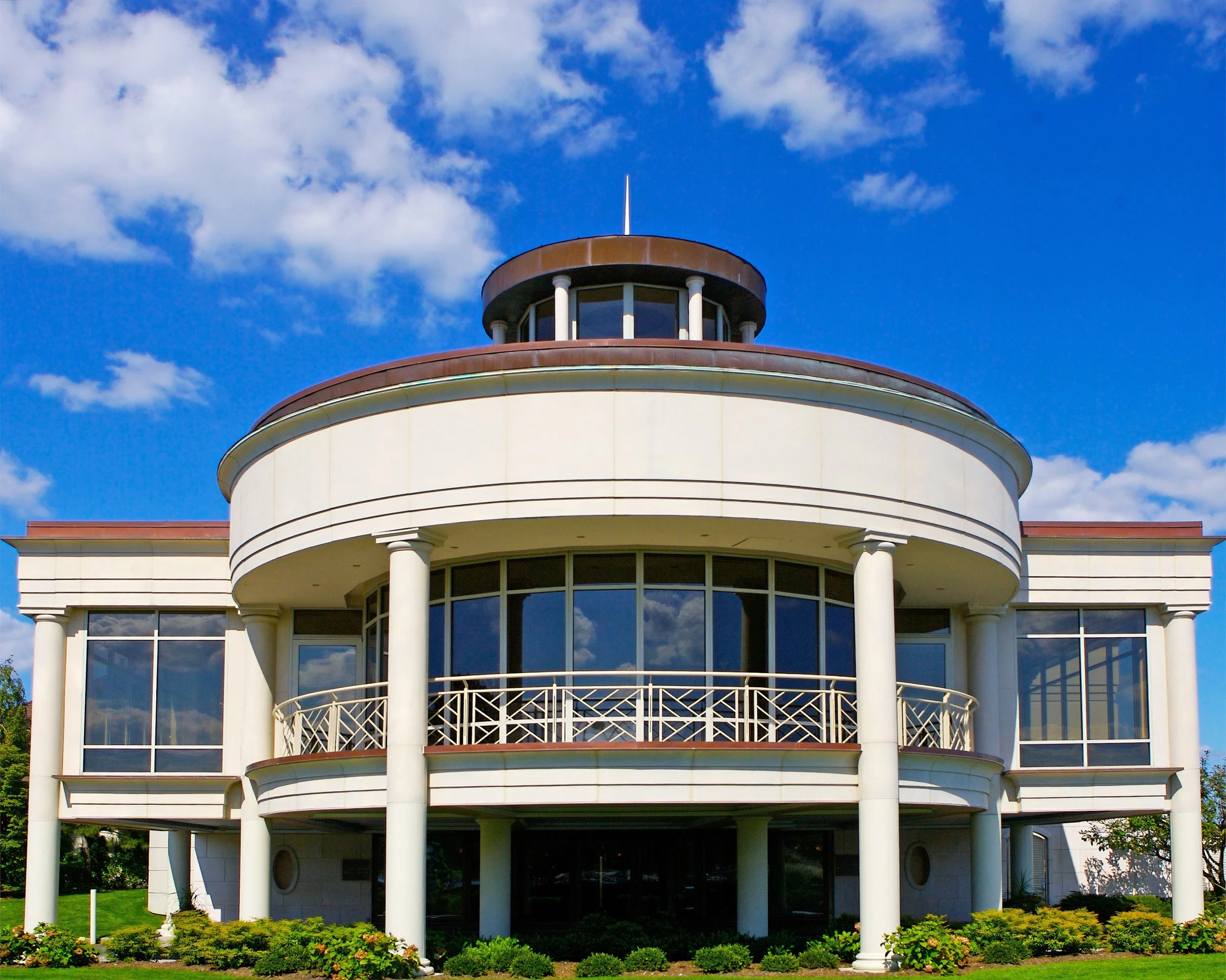 Exterior photograph of Glen Island Harbour Club during the day
