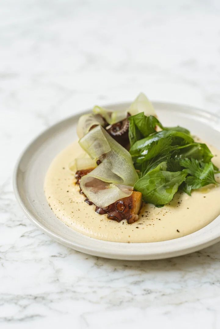 El pulpo: llevar a hervor abundante agua en una olla. Apagar el fuego e introducir la bolsa durante 10 minutos.