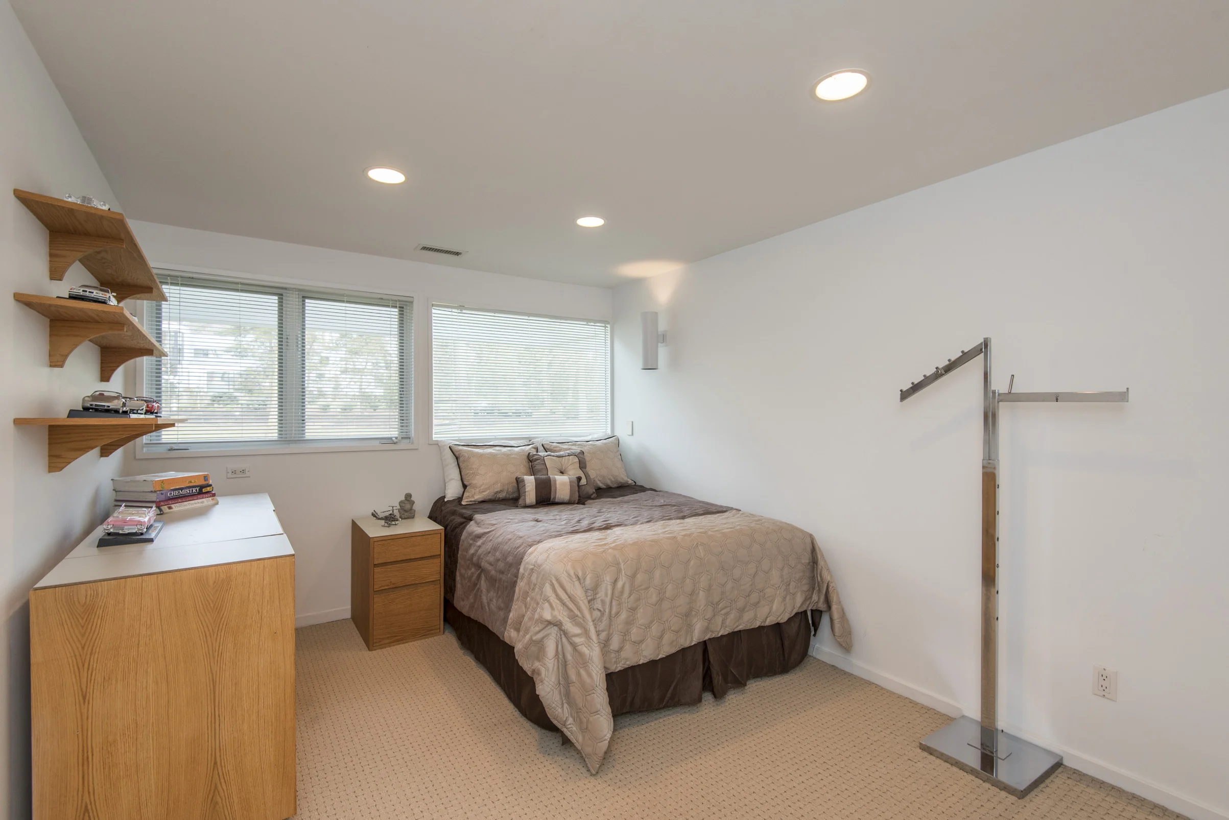 715 John Barry Dr11.jpg