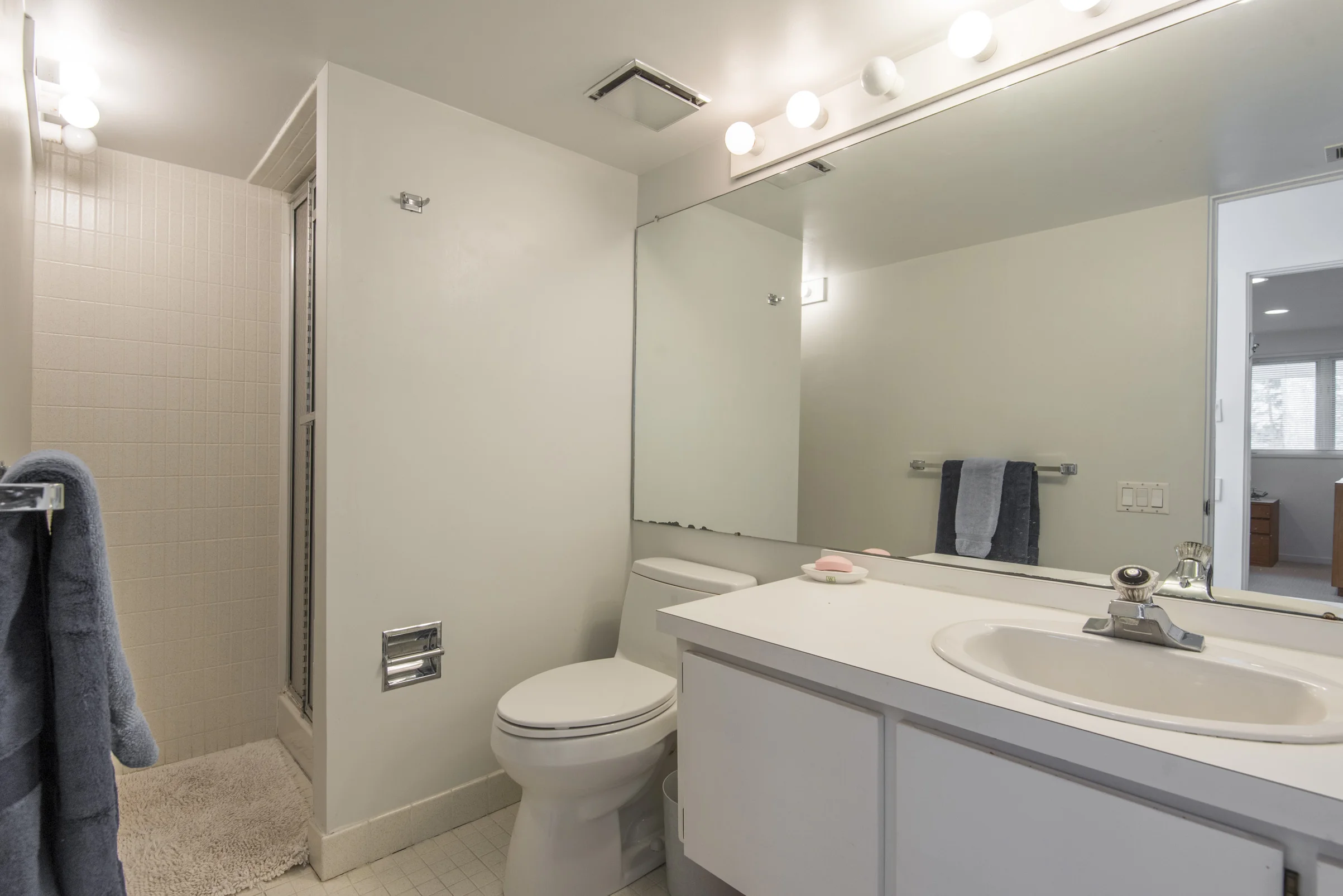 715 John Barry Dr12.jpg