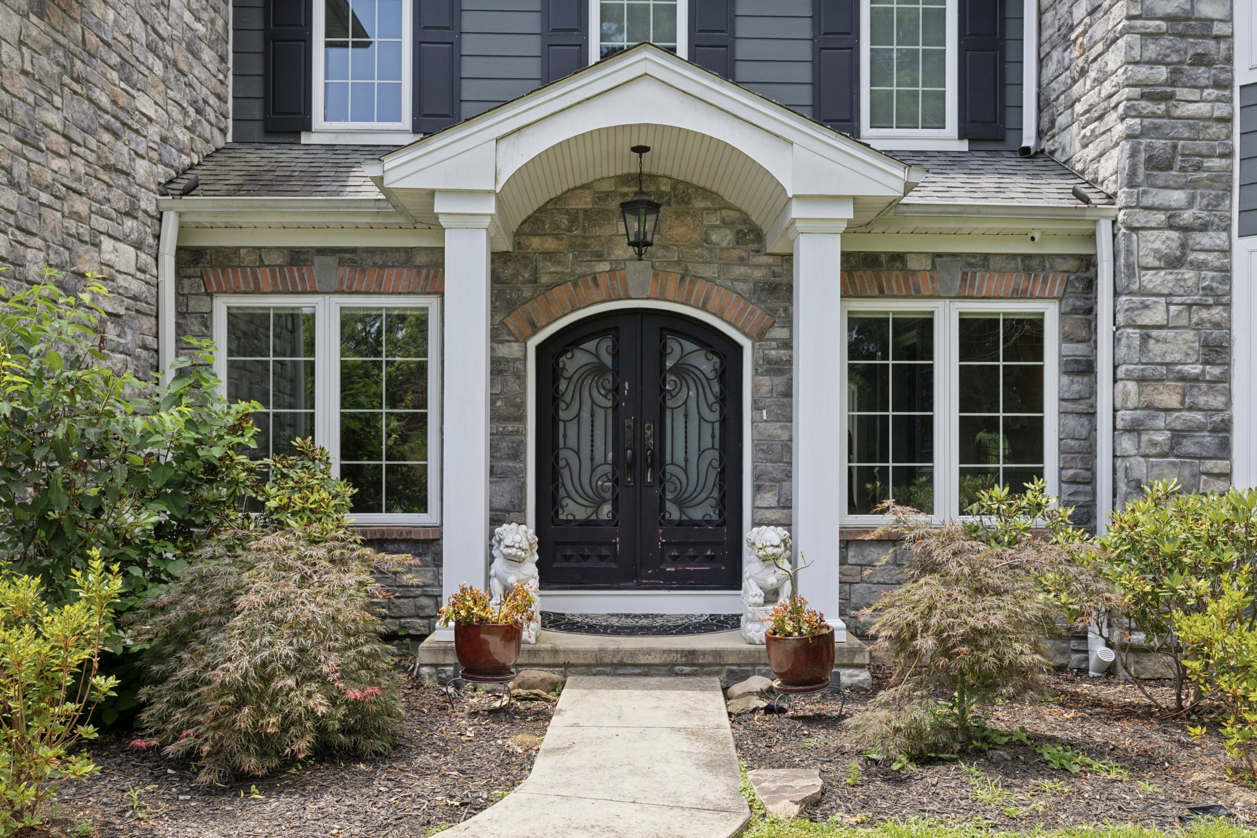 02-35 Pine Tree Dr_02.jpg