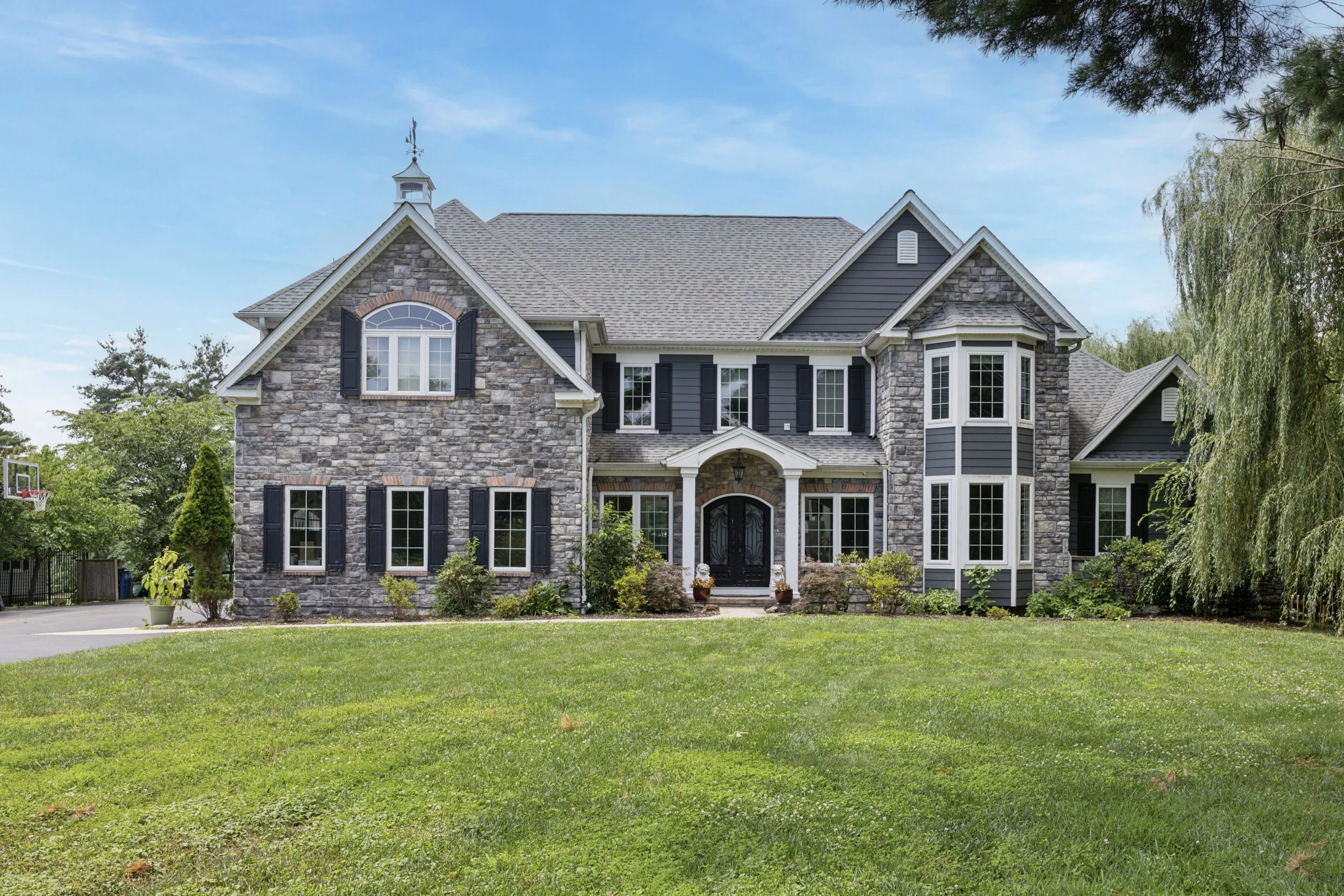 01-35 Pine Tree Dr_01.jpg