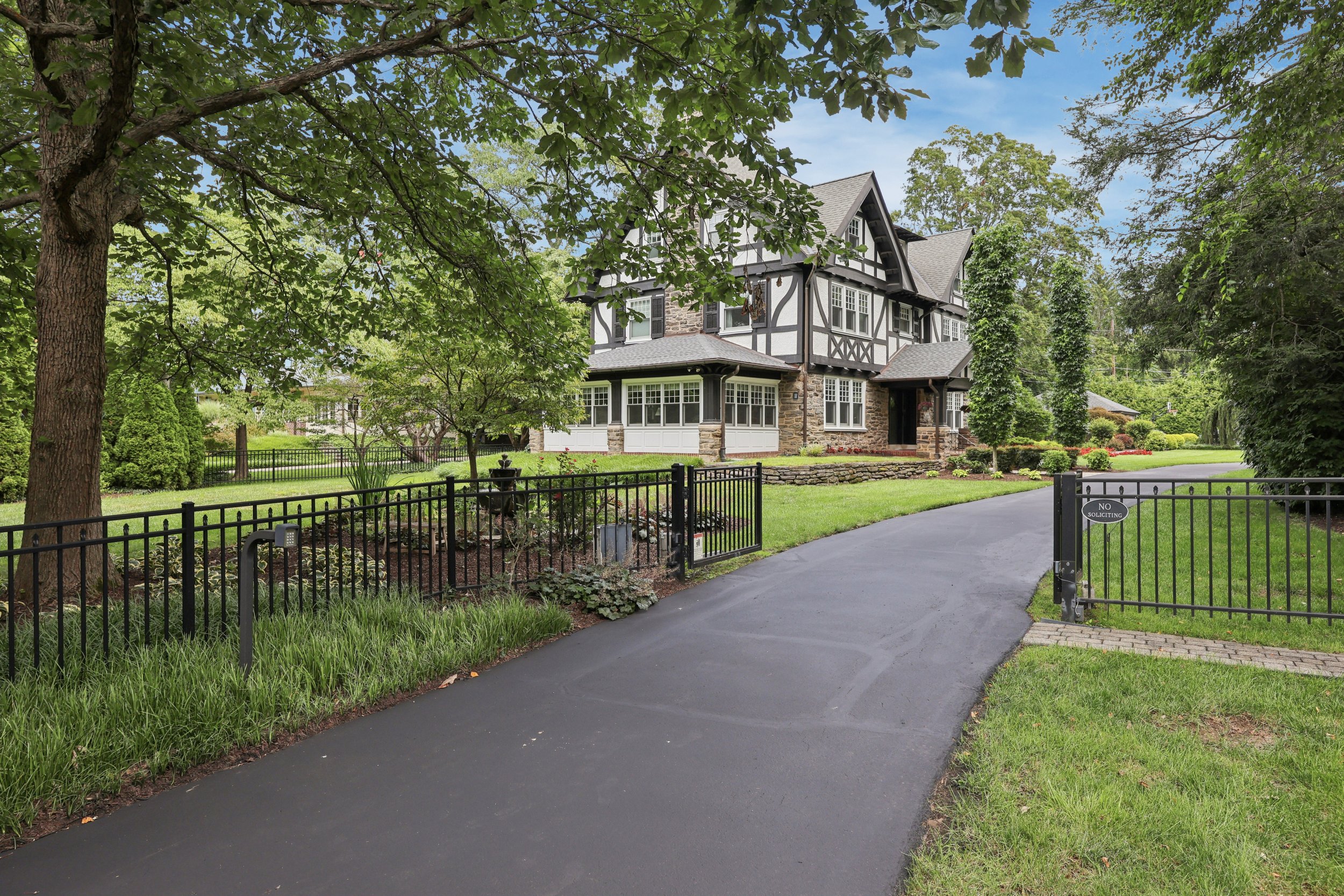 8111 St Martins Ln_01.jpg