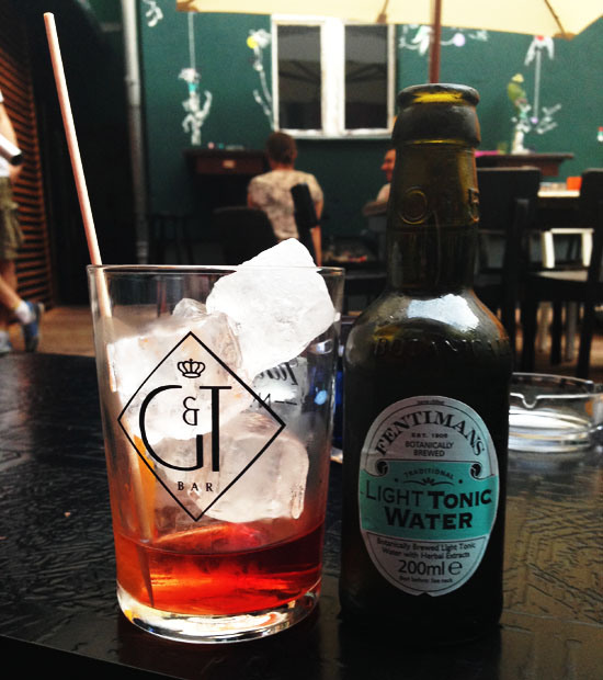 Eine meiner Lieblings Gin and Tonic Kombinationen ist Sipsmith Sloe Gin mit Fentimans Light Tonic. Der Drink ist frisch, fruchtig, zitronig. Perfekt für den Sommer. Und schmeckt eigentlich so gar nicht nach dem 0815-Gin-Tonic.