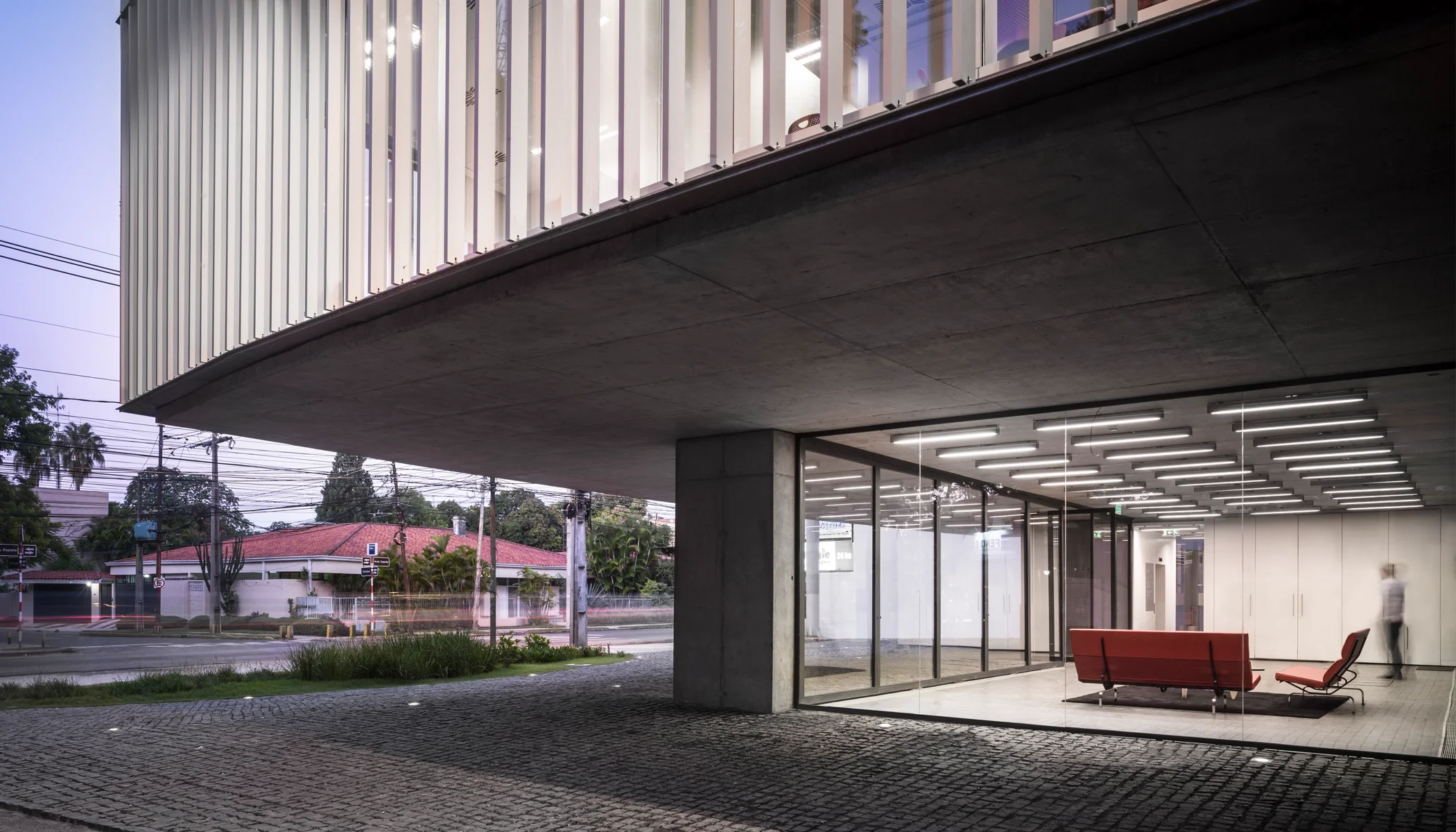 sede-puma-energy-exterior-nocturna-ruiz-pardo-nebreda-inicio-2.webp