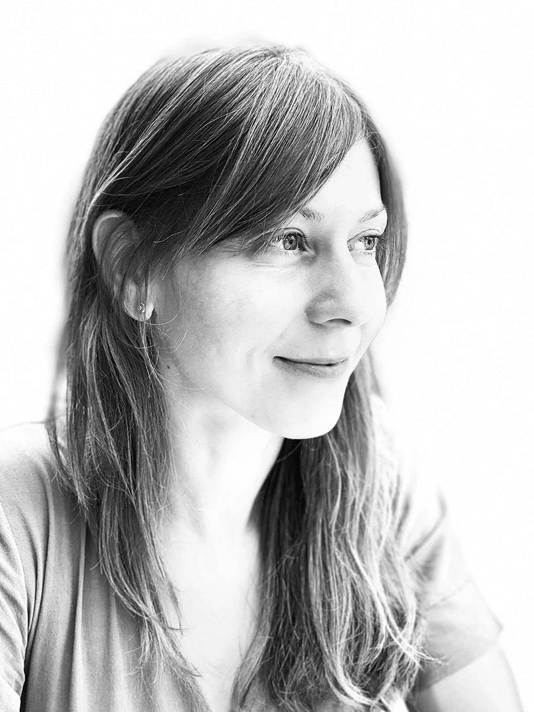 Retrato en blanco y negro de una persona en un entorno minimalista, transmitiendo serenidad, carácter y enfoque creativo. /  Black‑and‑white portrait of a person in a minimalist setting, conveying calmness, character, and creative focus.