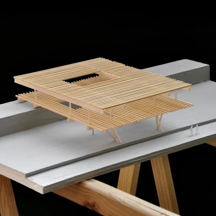 Maqueta arquitectónica en madera que muestra la estructura y organización espacial de un proyecto de ruiz pardo – nebreda.