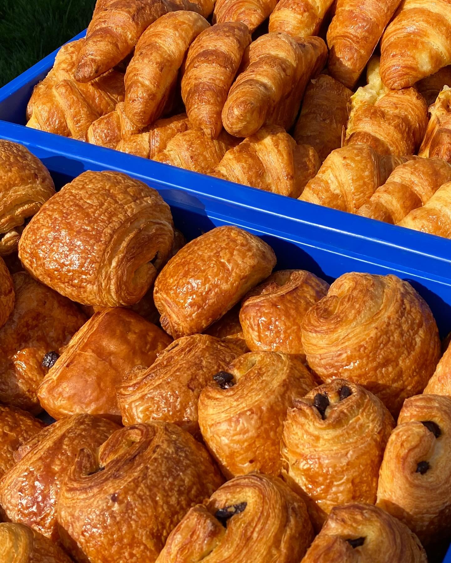 ‘Tis the season… for cider donuts and fresh air. 🌞
We’ve kicked things off at the Natick Farmers Market and can’t wait to see you at more this summer!
Here’s where else you can find us:
— Sturbridge: June 1&ndas
