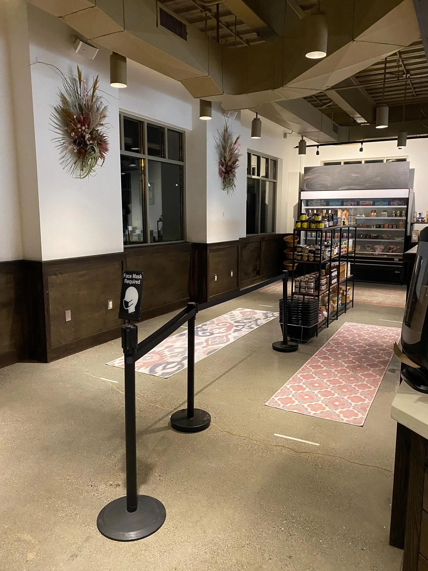 #TBT to one of our favorite collabs &mdash; this floral moment with Sparkle on Park. Such a small change that made the space feel completely different. 💐

#Crustbakeshop #crustbakery #bodybycrust #worcestereats #localflavors #worcesterma #worcesterc