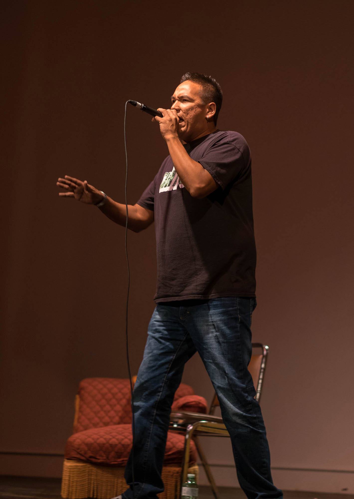 infored performs at the open mic photos: warren cariou