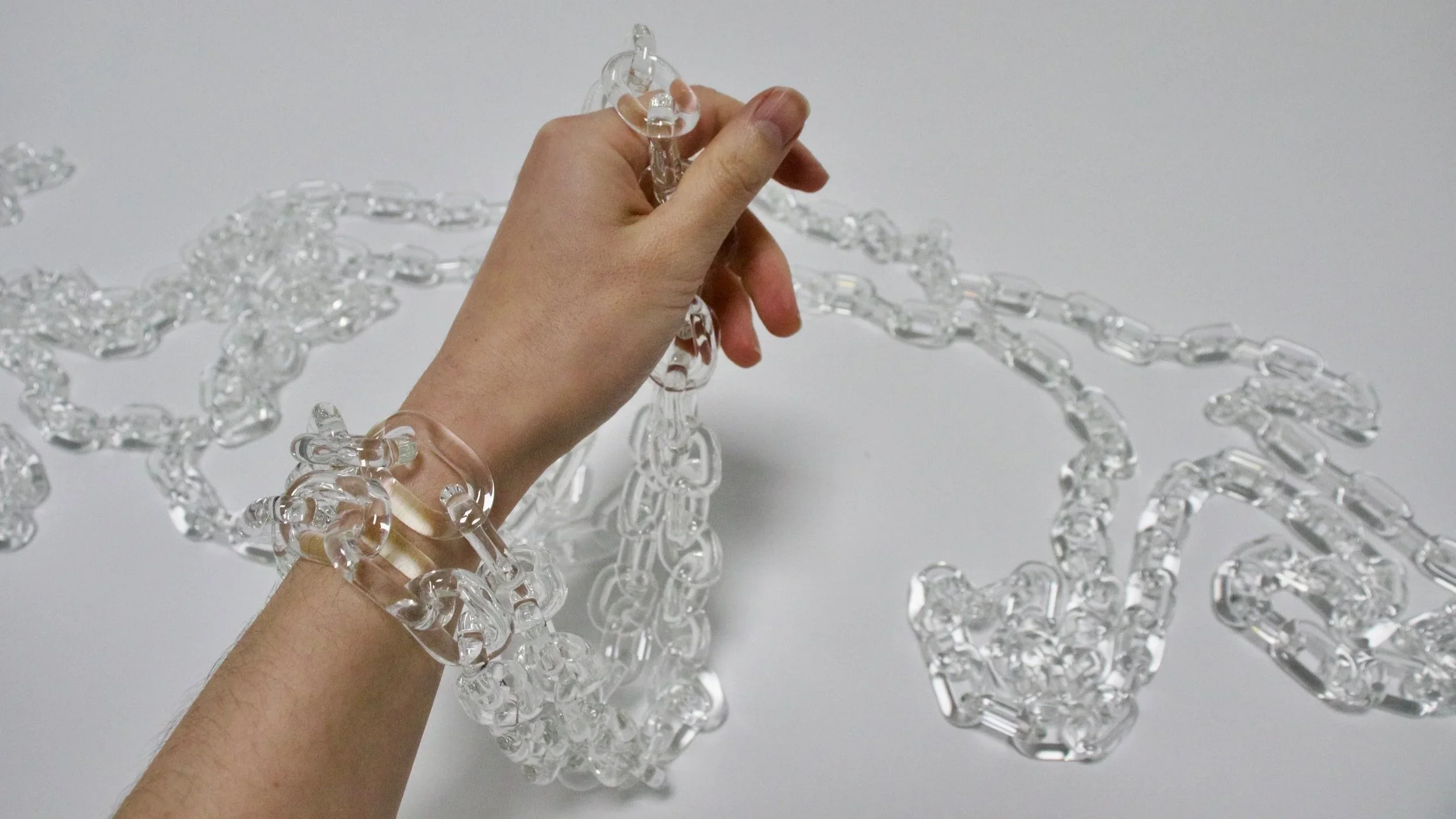 Invisible Chain, Installation