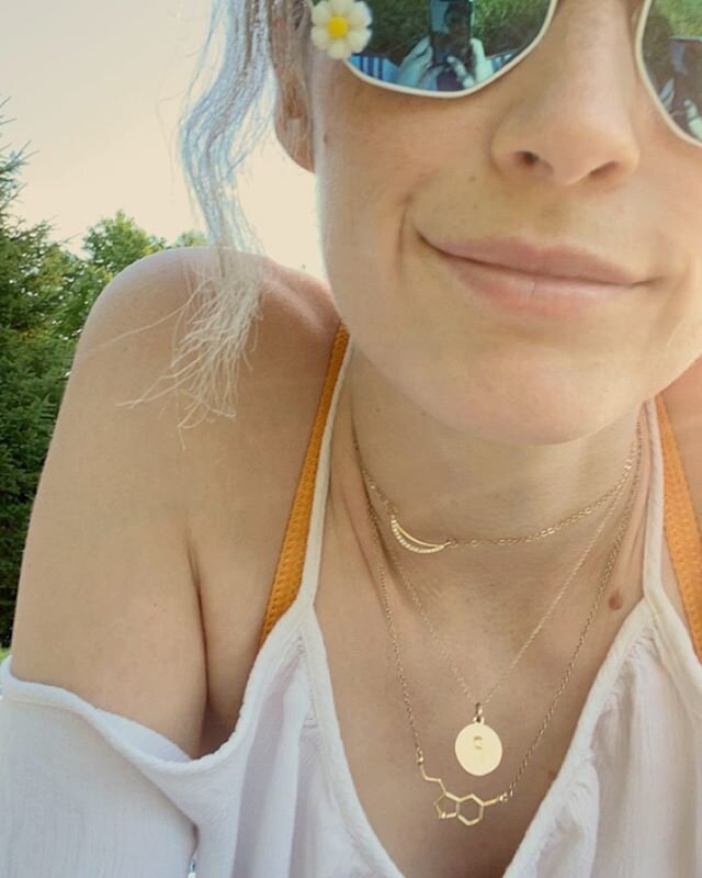 ☀️
&bull;
&bull;
&bull;
#fridayselfies #sunnydays #sun #letsgetcrayleong #mom #momlife #thatmomlife #designer #costumedesigner #artist #artistlife #theatreartist #aintnohoodlikemotherhood #selfie