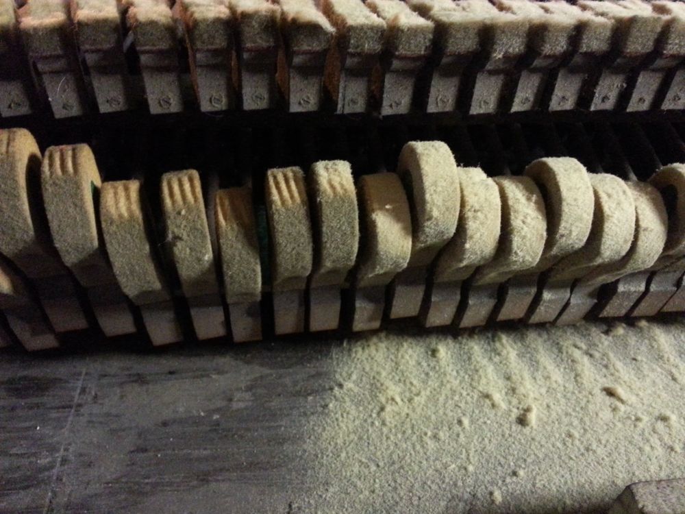 Hammers with grooves in the felt on the left. Freshly sanded hammers on the right.