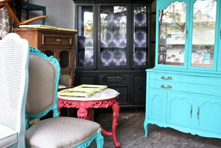 À mes débuts je collaborais avec mon amie Bri Bri. Nous en avons fait voir de toutes les couleurs, des meubles! Que de plaisir nous avons eu à son atelier sur le Plateau!