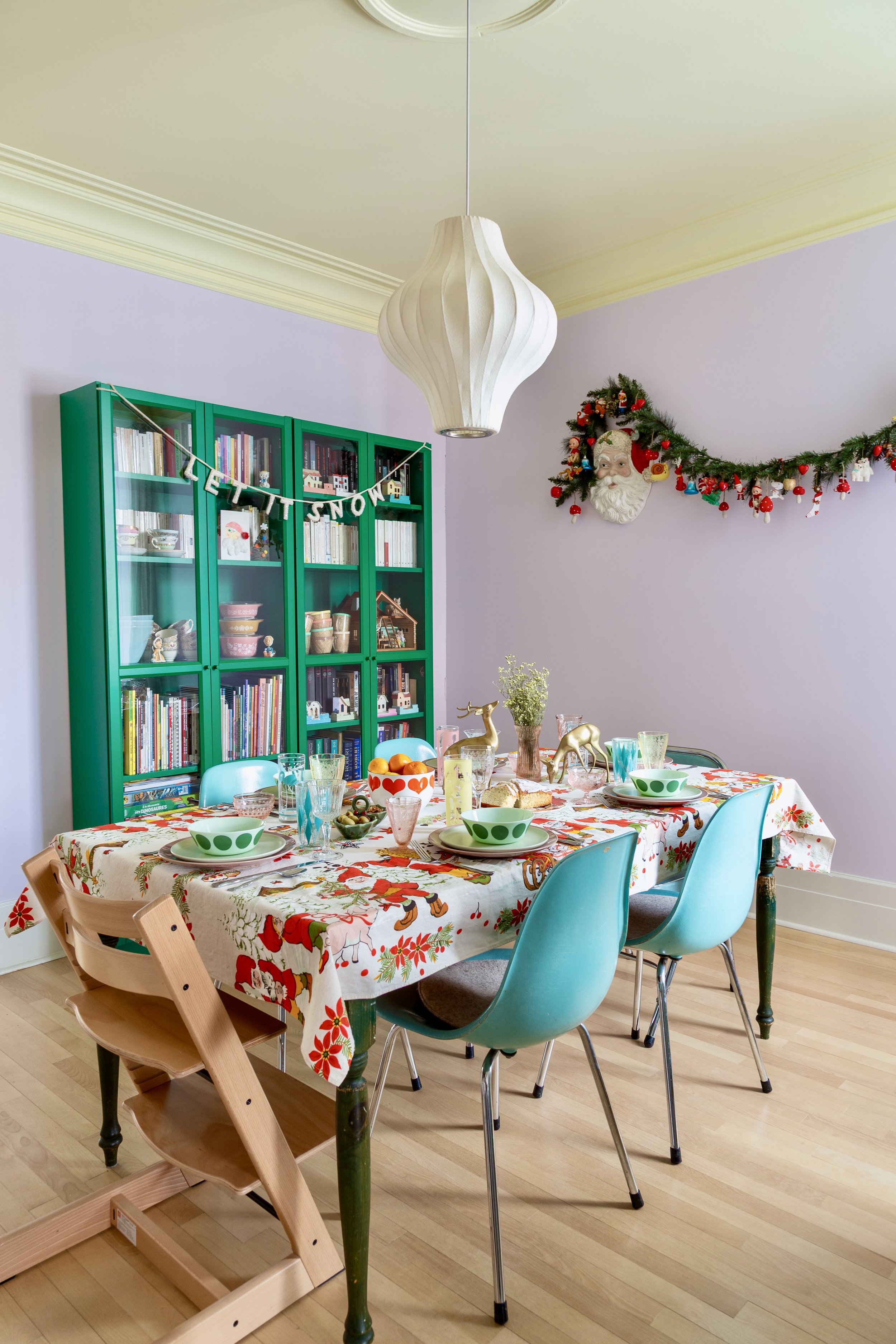  Notre salle-à-manger habillée pour Noël, nouvellement peinte en lilas et jaune en 2025. 