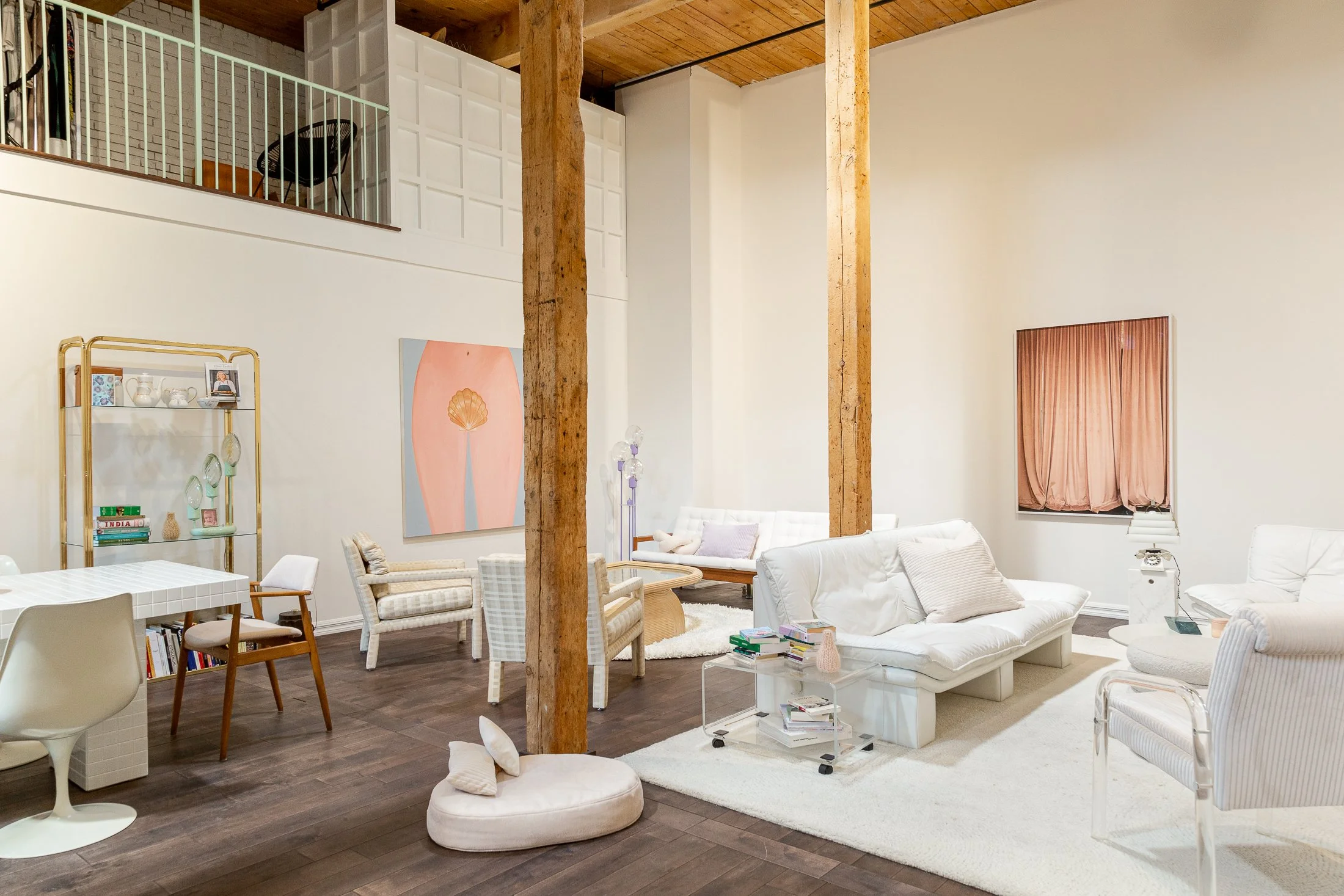  Un loft post-moderne pour Pénélope McQuade:  https://www.renardflare.com/chez-penelope-mcquade  