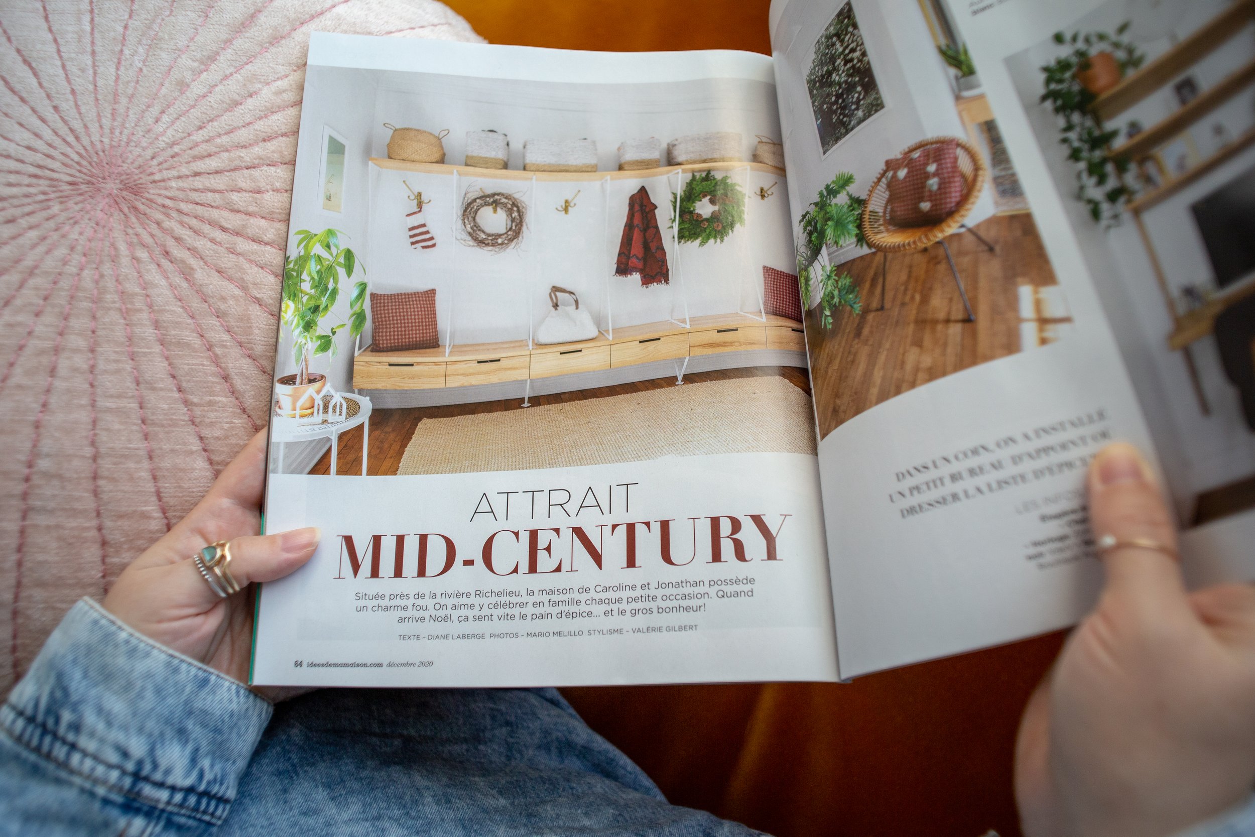  Article paru dans le magazine Les idées de ma maison:  https://www.clindoeil.ca/2020/12/17/une-maison-de-style-mid-century-decoree-pour-la-periode-des-fetes  