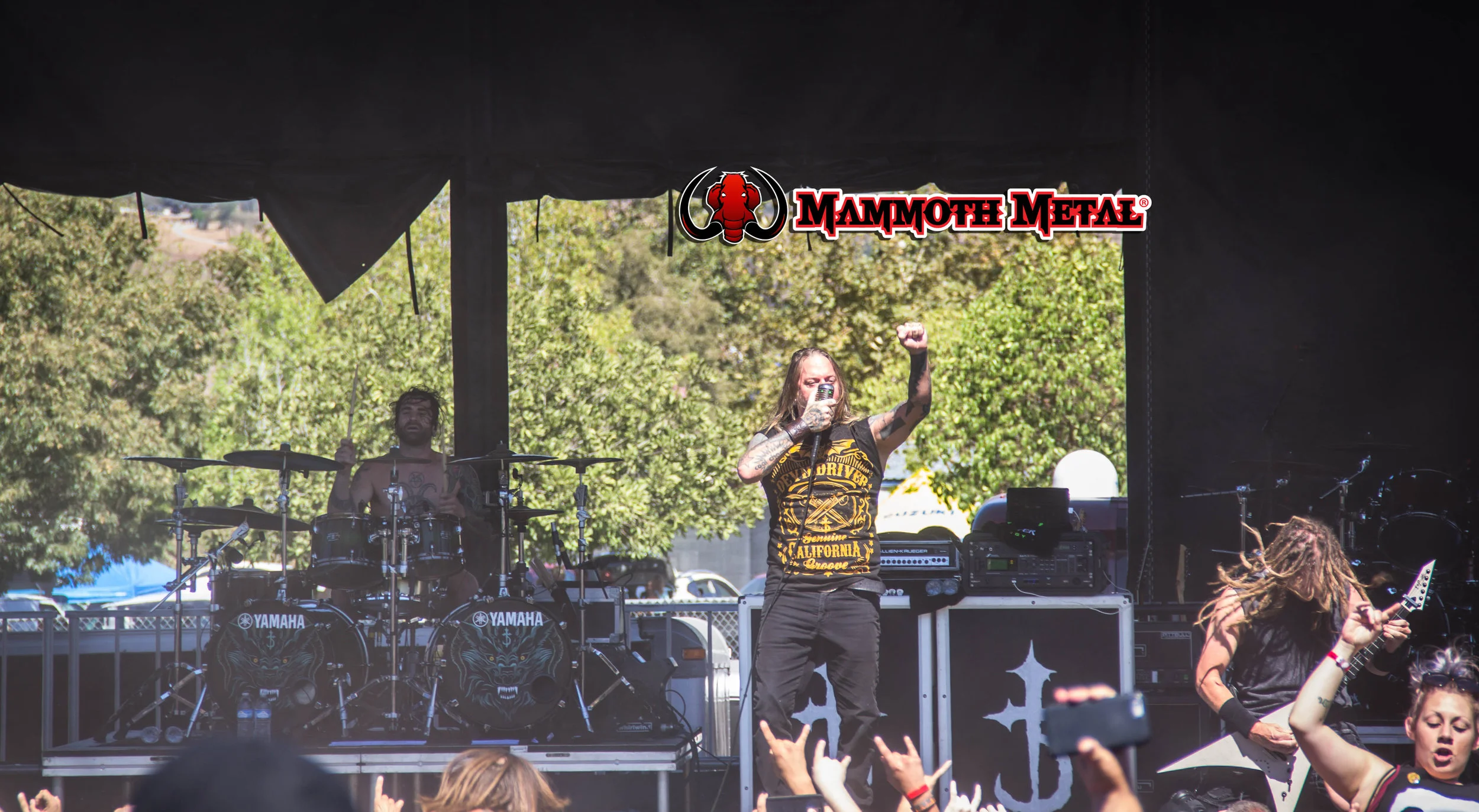 Devil Driver's Dez Fafara controlling the mosh pit photo: David Burke