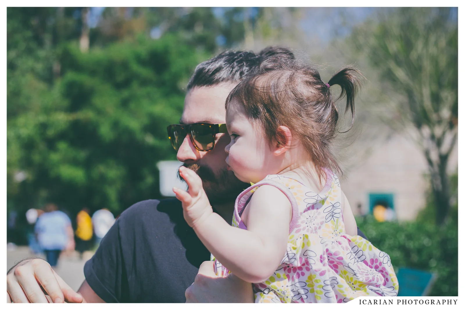 We went to the Oakland Zoo a couple weeks ago, Vee. Here you are, in your cute pony tail, with daddy, waving "hi" to the hog.