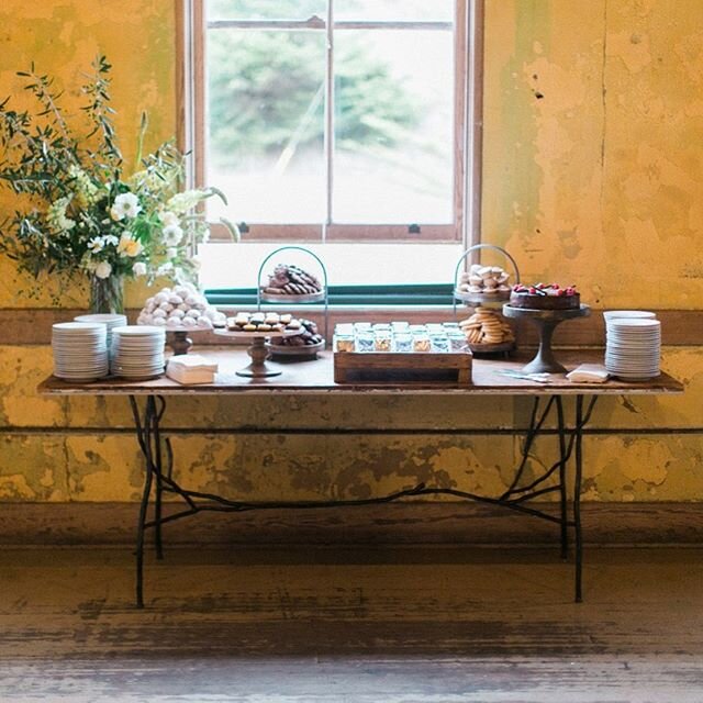 There is definitely an art to beautifully displaying sweets and @katiepowerscatering always nails it. Our very first wedding of the year back in March would have been at @rentheadlandsarts and was sadly cancelled just a few days before when COVID-19 