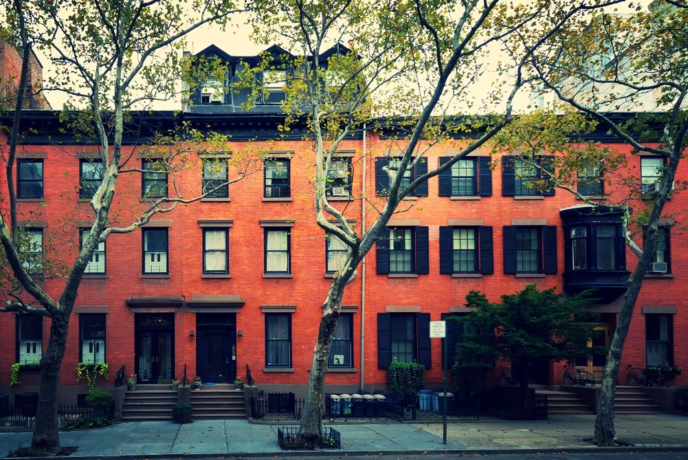 SIMILAR, THOUGH NOT IDENTICAL BRICK ROWHOUSES IMAGE: WIKIMEDIA COMMONS