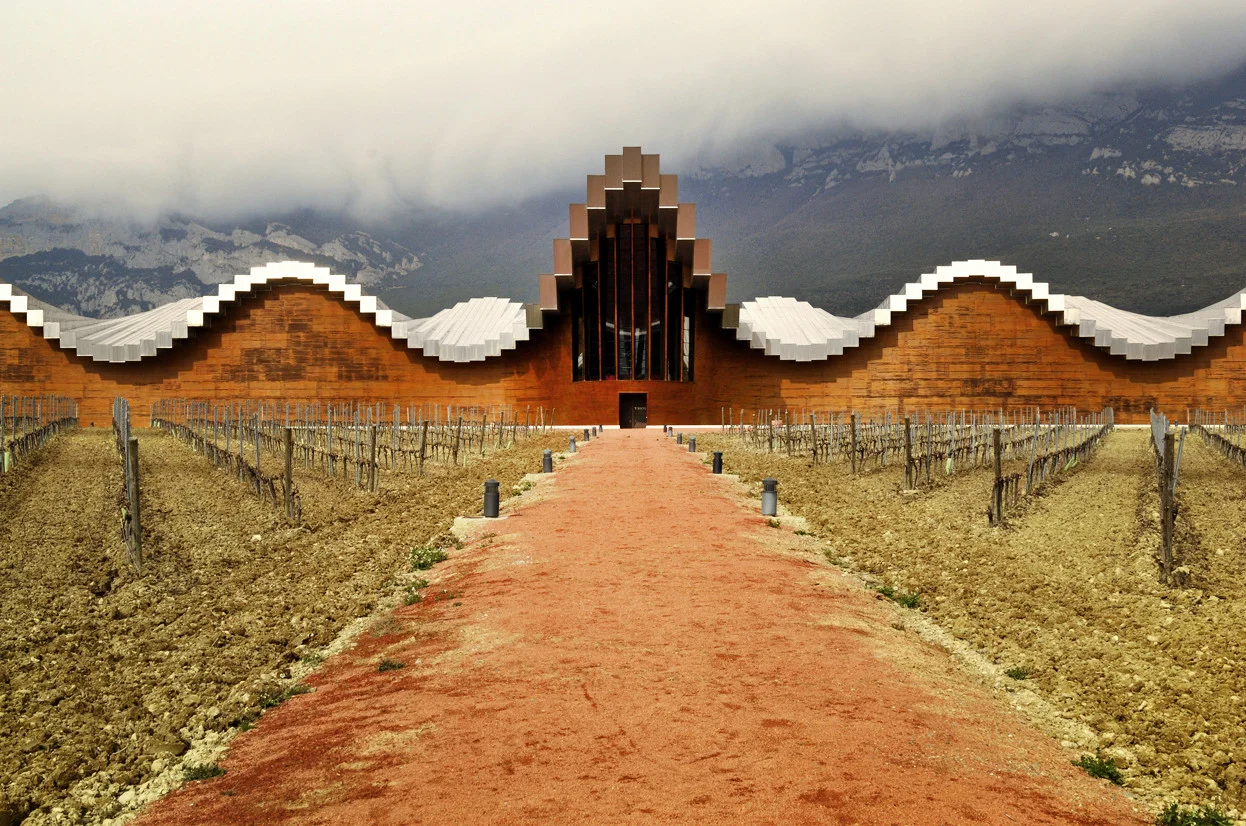The beautiful, yet faulty roof of Santago Calatrava's Bodegas Ysios winery. image: archdaily.com