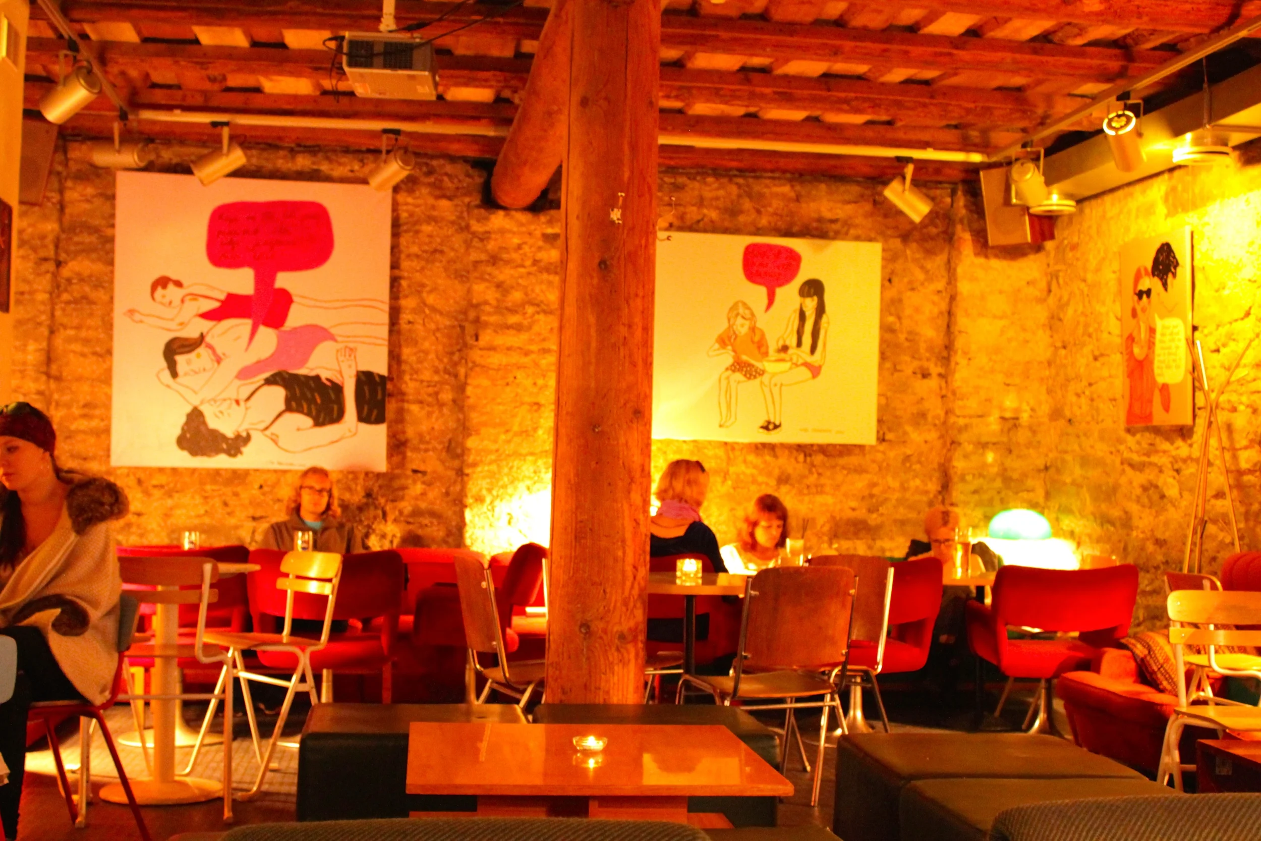 Must Puudel in Old Town, Tallinn