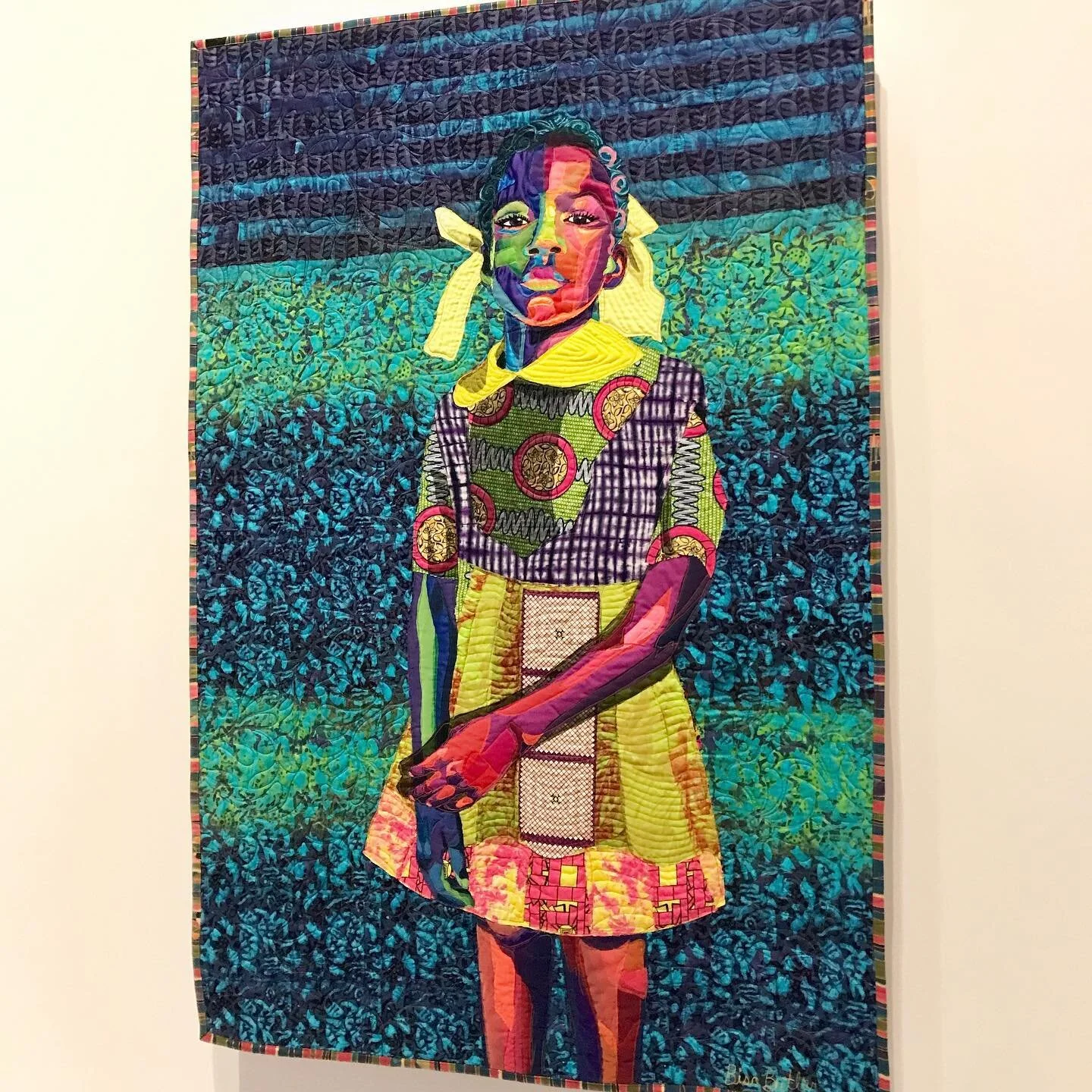 got to the @bisabutler aic exhibition at the absolute last minute, incredibly precise, gorgeous, loving use of fabric and color 
especially appreciated the inclusion of older pieces, a reminder that process makes perfect
#textileart #quilting