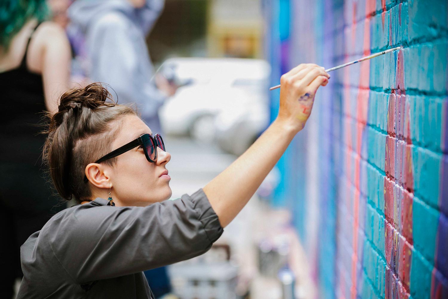Júlia Palazzo painting at Creative Pathways, 2016.