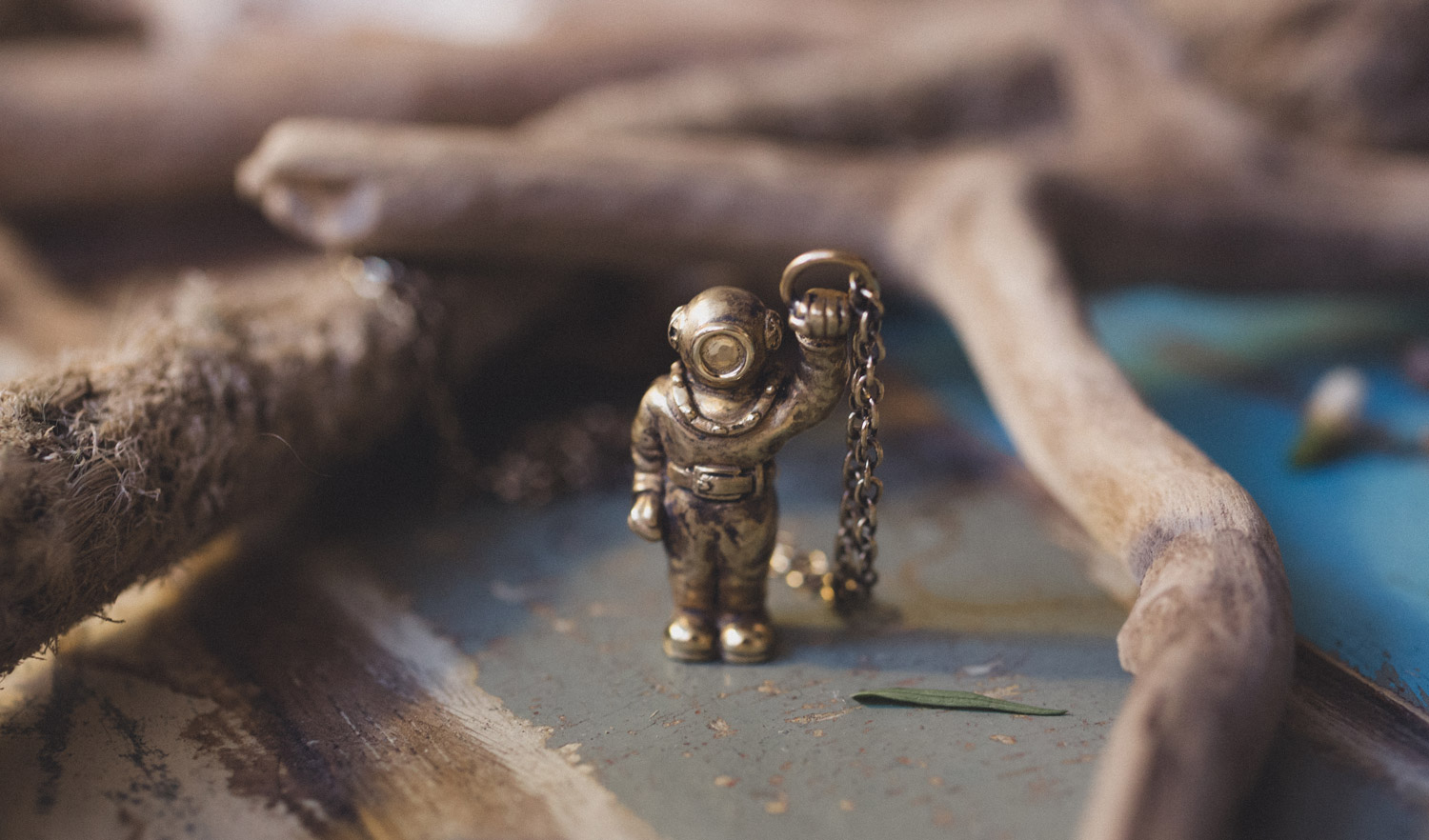 The Diver necklace is now finished.