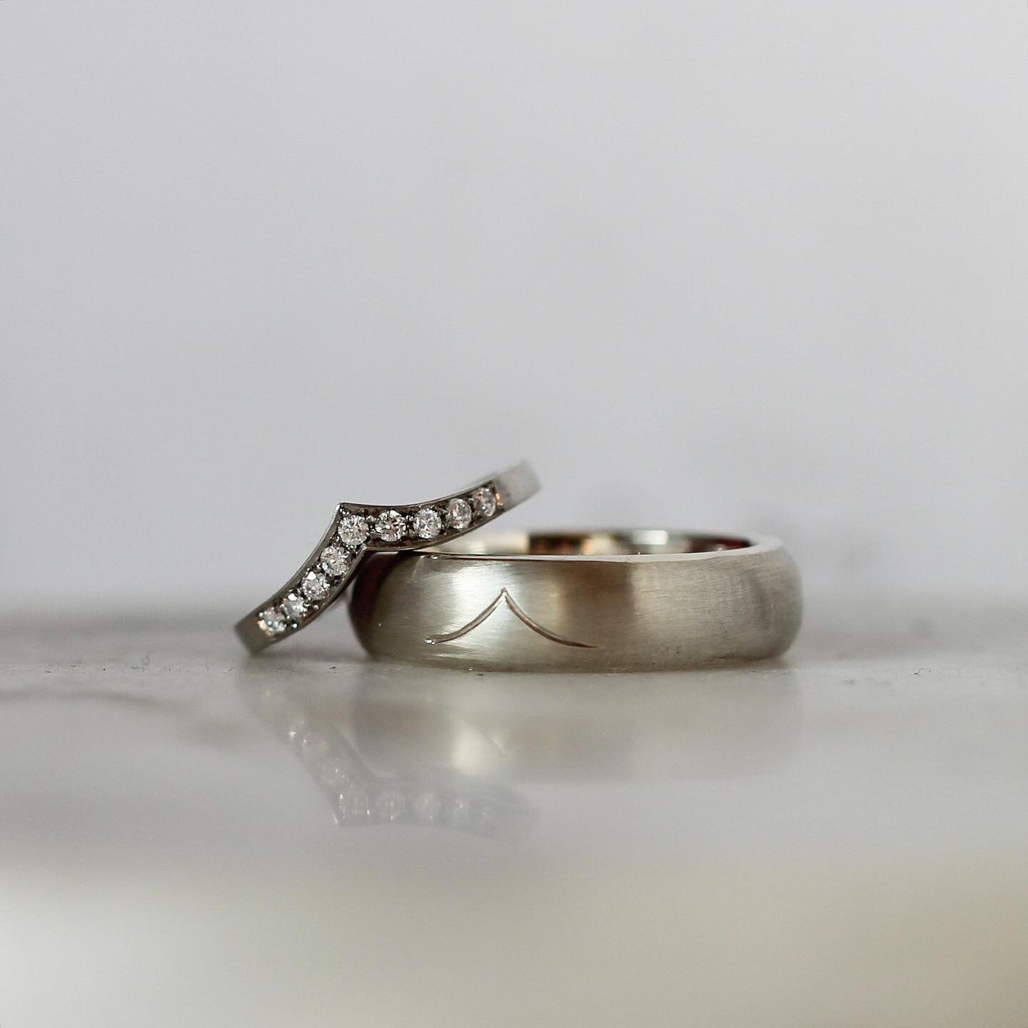 Bespoke designs don&rsquo;t have to be elaborate. The simple engraved detail really adds a unique link between this pair of wedding bands.
-
-
-
-
#uniqueweddingbands #engravedrings #bespokejewellery #wishbonering #crownring