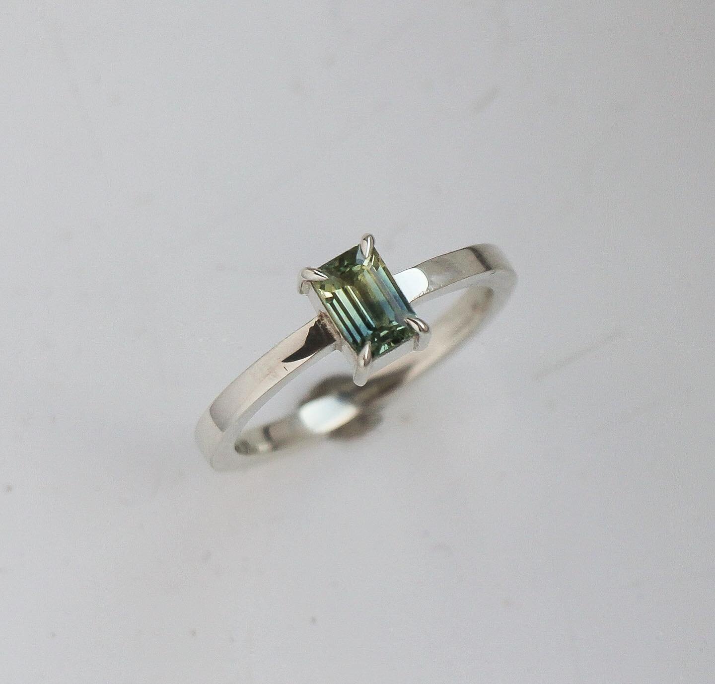 Absolutely beautiful Australian sapphire. The colour shifts from sea green to a light yellow. 💙💚💛
-
-
-
#alternativeengagementring #bicoloursapphire #engagementring #bespokejewellery #engagementringideas