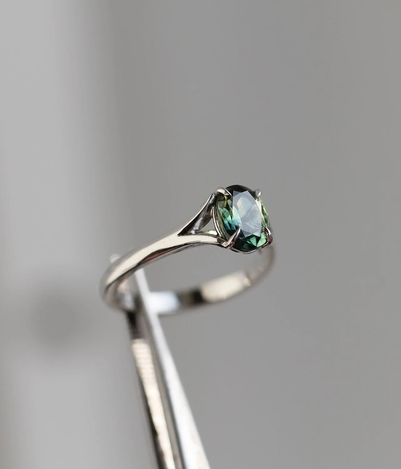 Australian Bi colour sapphire, in claw setting, with split band.