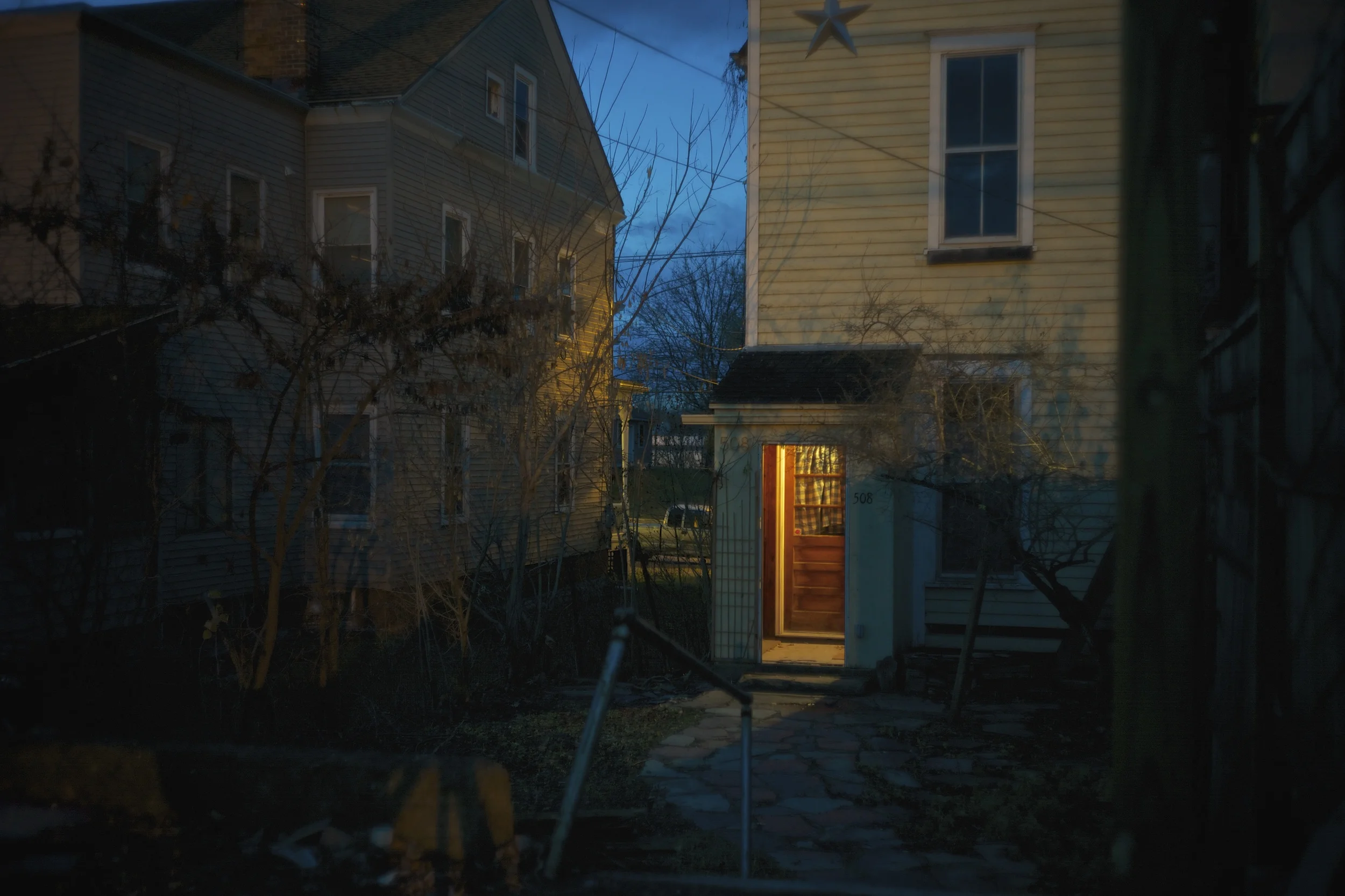 i wonder around taking photos at 4am. 