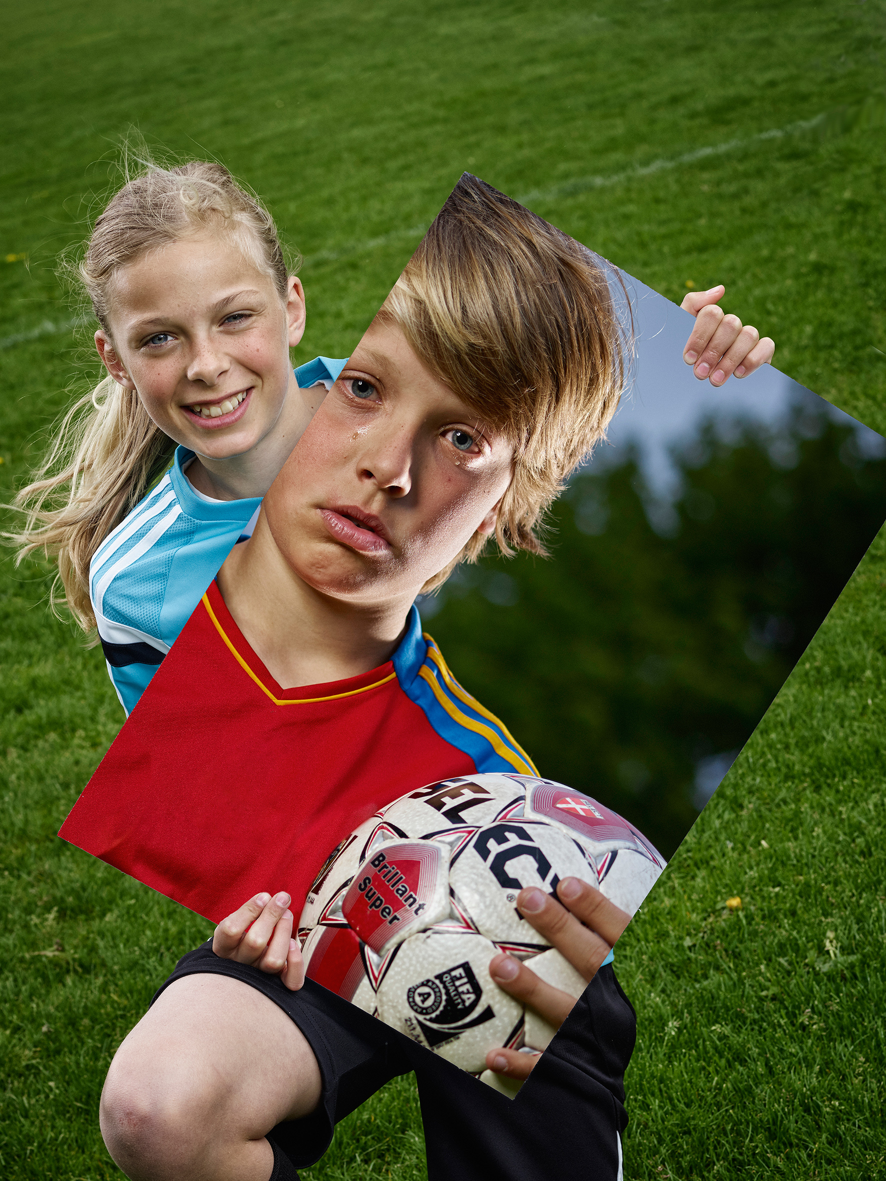 Therese Thastum der er en af de andre modeller på fairplay-plakterne, viser her billedet med Thøger. 