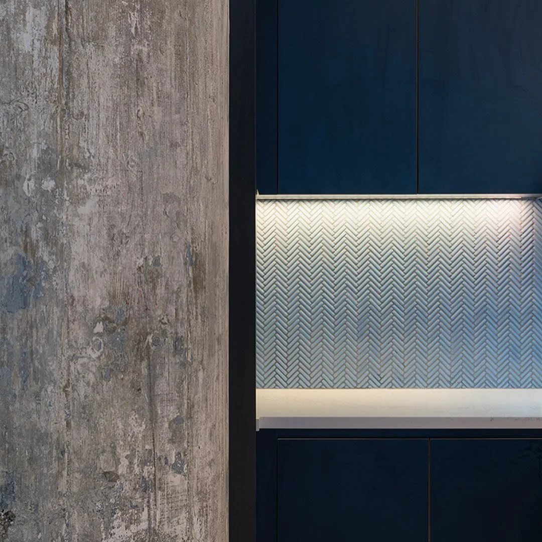 2024 Interior Design Trends:
1. Quiet Luxury: Invest in timeless pieces with dark woods and sumptuous textures.
2. Mono-Rooms: Opt for tone-on-tone decor for a cohesive look.
3. Vintage Lighting: Add character with charming vintage fixtures.
4. Chin