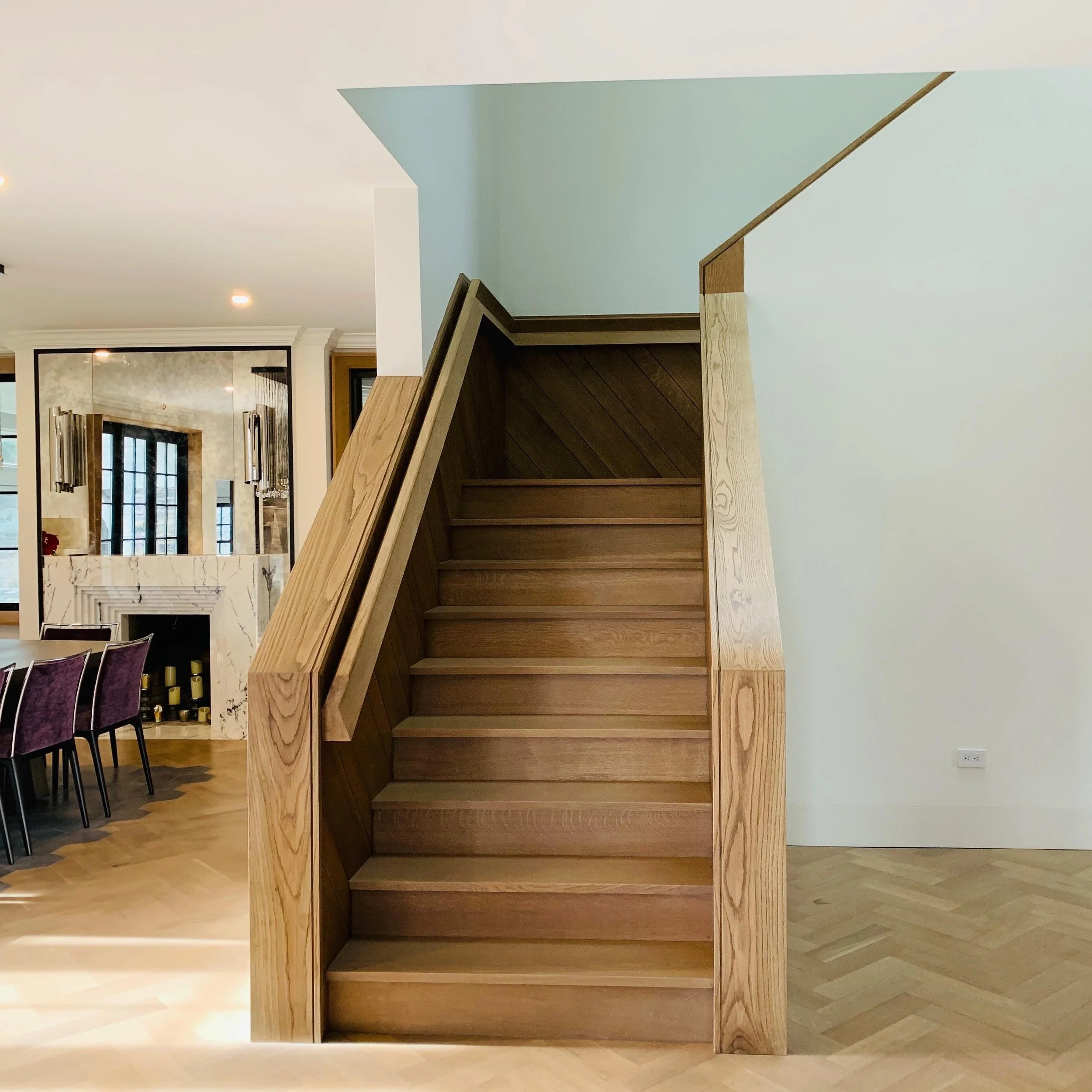 Staircase Trends in 2024 💫
In 2024, staircases are taking center stage in interior design, blending functionality with aesthetics.
Here what’s in: 
1. Floating Staircases
 - Minimalist structures that create an illusion of 
  weightlessness