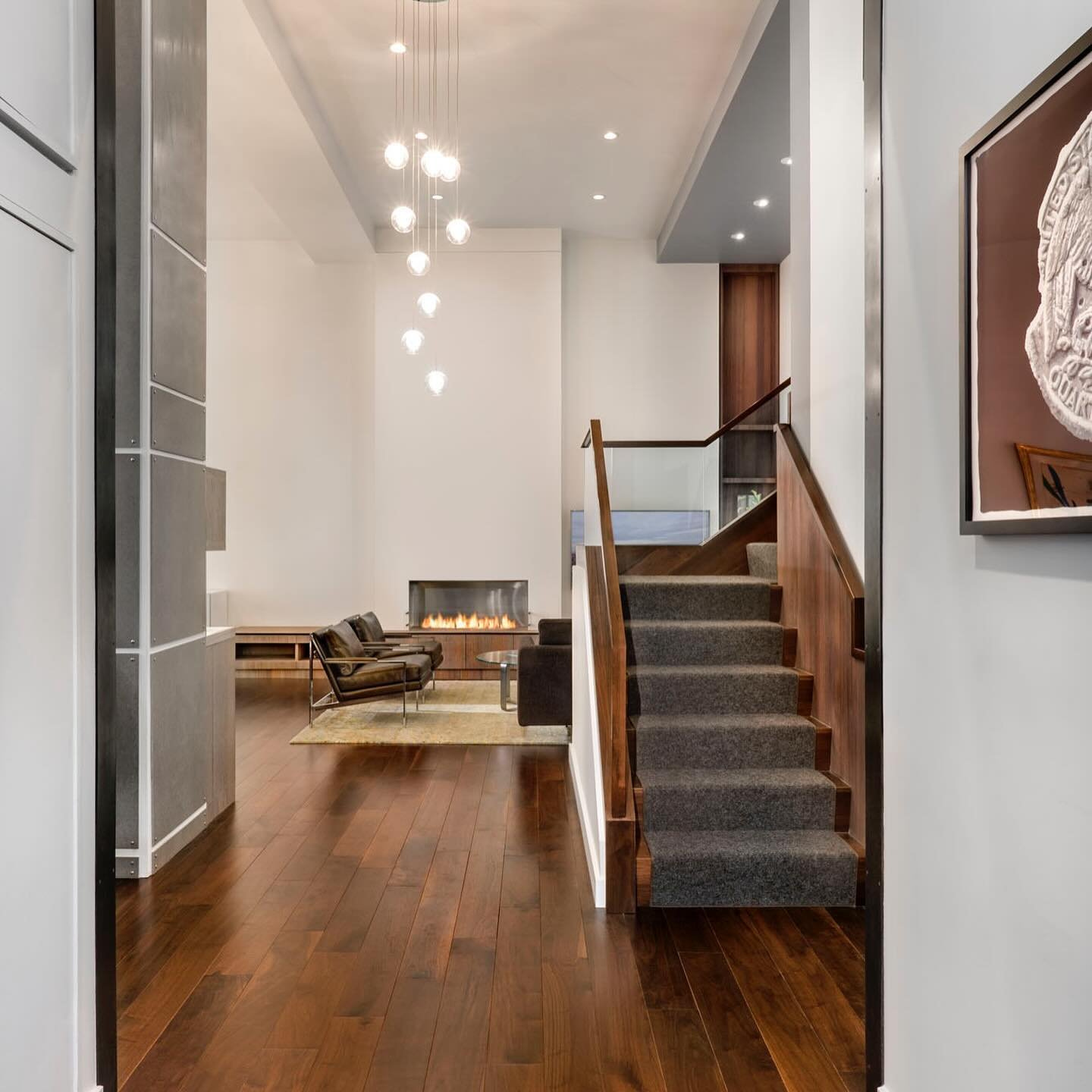 Enhancing Architecture Through Effective Lighting Design 💡
Lighting serves as a cornerstone in architectural design, influencing the ambiance, functionality, and aesthetics of a space. It possesses the remarkable ability to shape the atmosphere, el