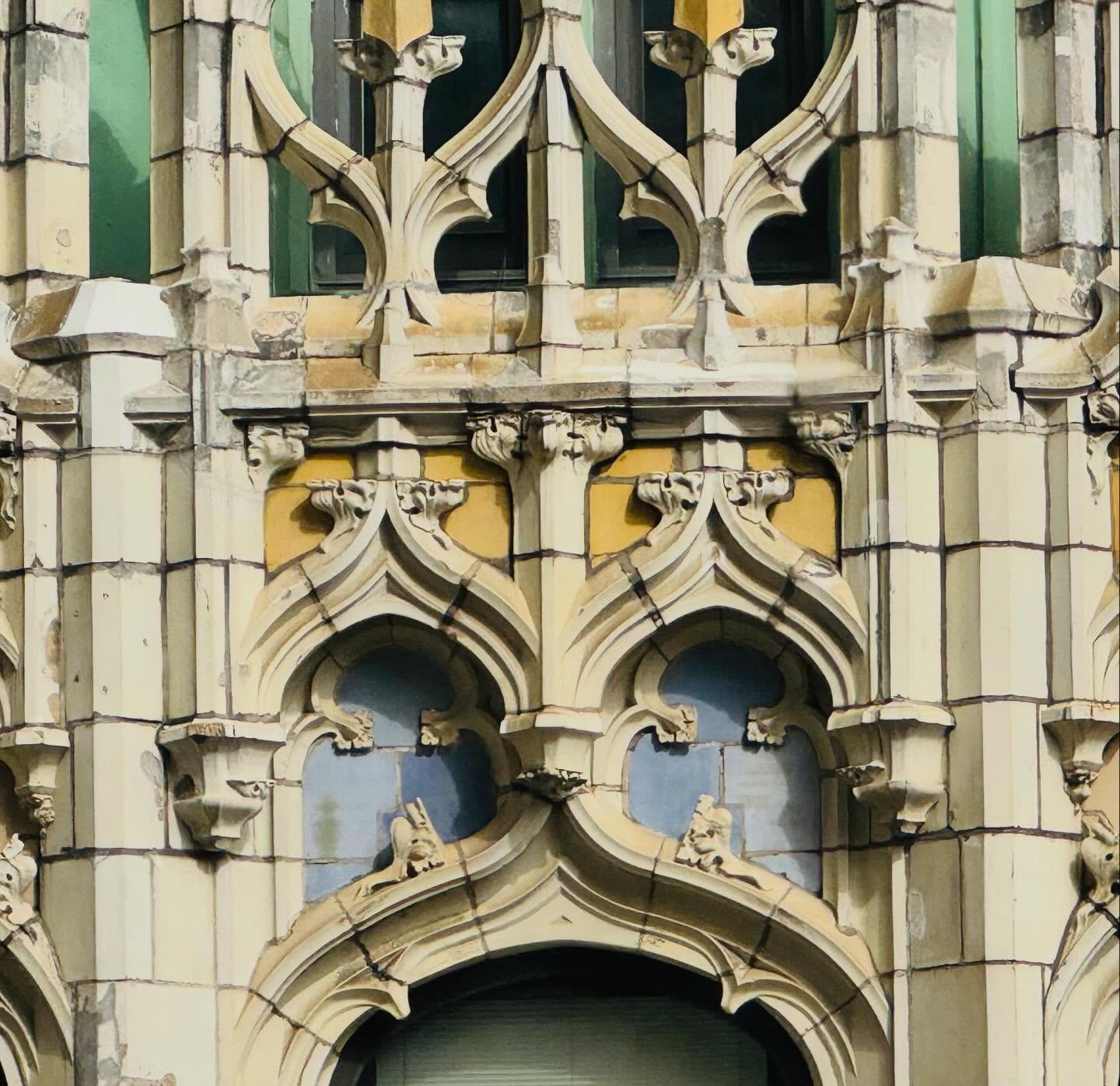 Something I saw today. #woolworth #nyc #architecture #classic #cassgilbert the Woolworth Building is so packed with detail( that they had to put up netting)! Here a view from across the street circa the 30th floor!