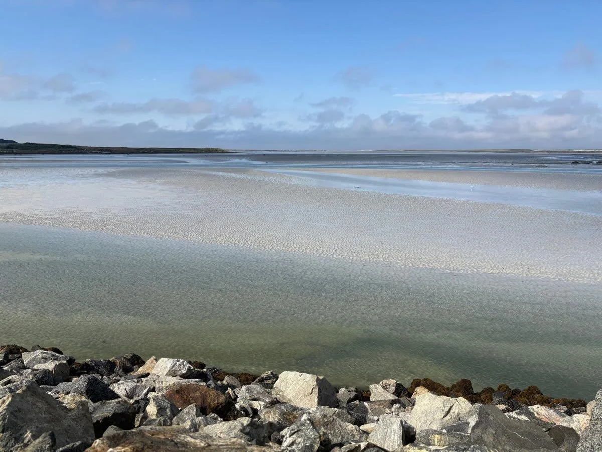 Day 3 - 81 km (part 1) Another day of beautiful weather, but the north winds did pick up as we rode up the island! We stopped for lunch at Charlie&rsquo;s Bistro on Benbecula where lunch was on Martha from Callanish 🩵 Thanks so much! 🚲