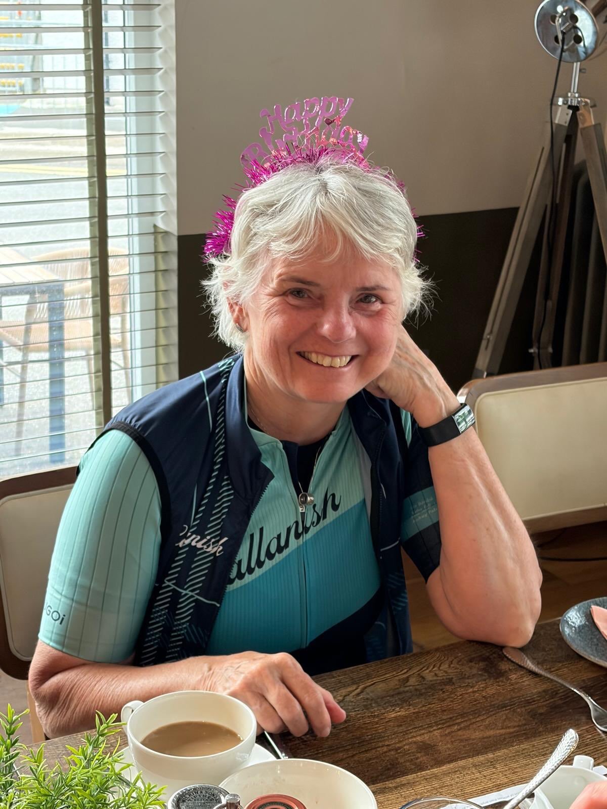 Day 4 - 75.1 km (part 2) Judy celebrated her 73rd birthday with the beautiful sandy beaches and turquoise waters of Harris! Purple heather covered hills, up and down the tiny single track roads, and sheep trotting up to meet us 🐑 Andrea and Sarah go