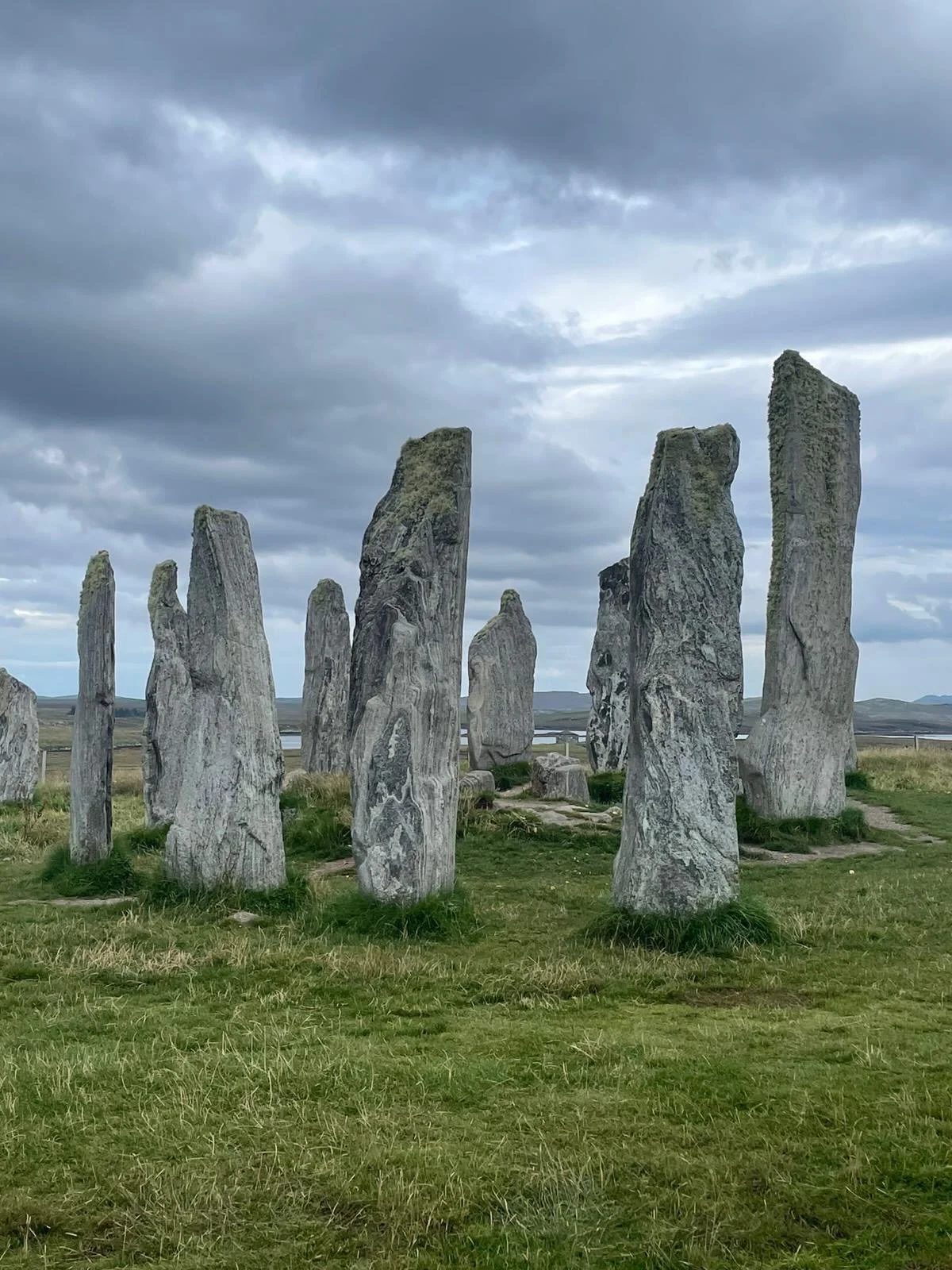 Day 5 - The Callanish Stones (part 2) We cycled up two major hills and then across the moors of Lewis to the west coast. Wide expanses of land with a few houses dotted around and a view of the sea 🏴󠁧󠁢󠁳󠁣󠁴󠁿 Justine had packed the flower petals i