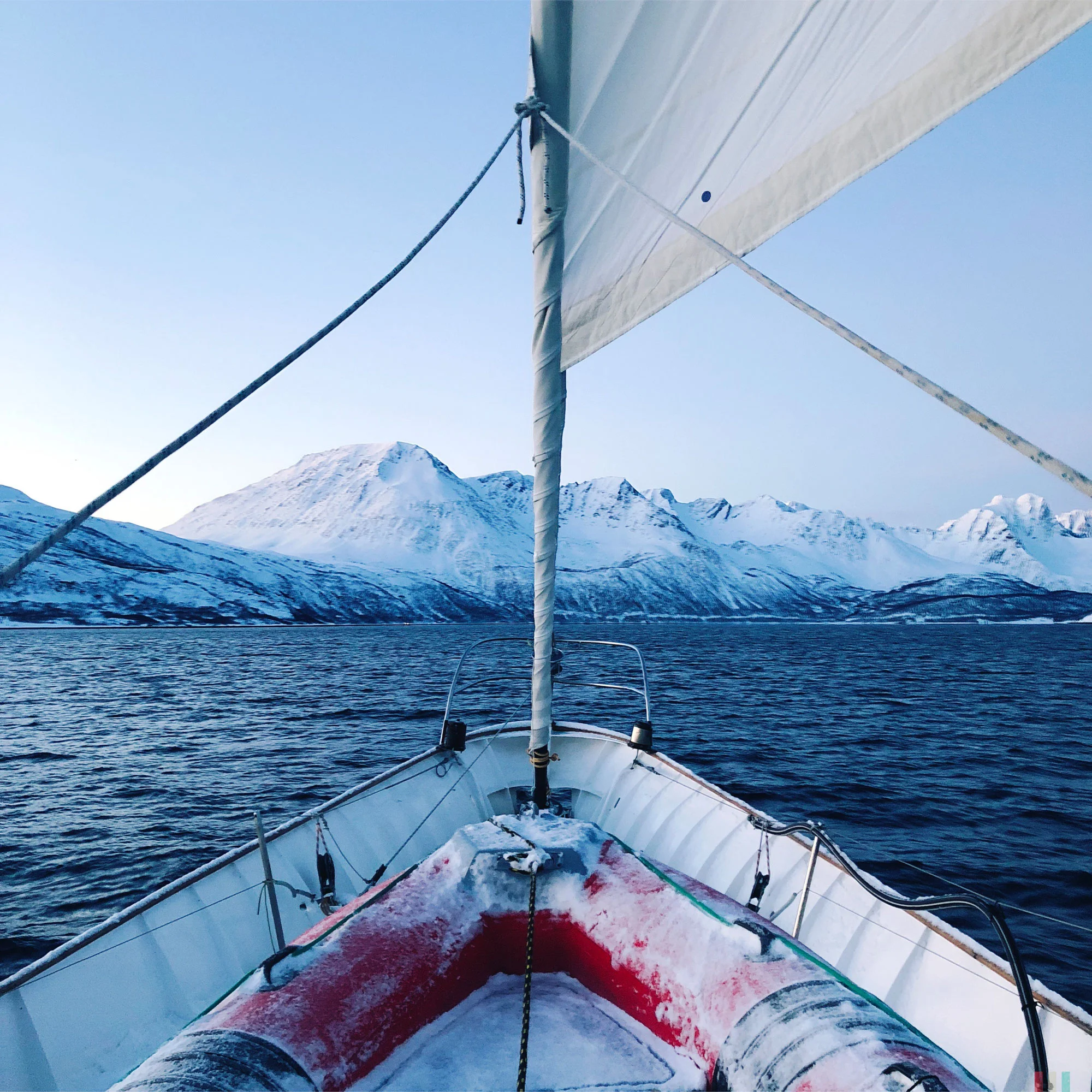 norwegen-tromso-segeltour-blick-vom-bug.jpg