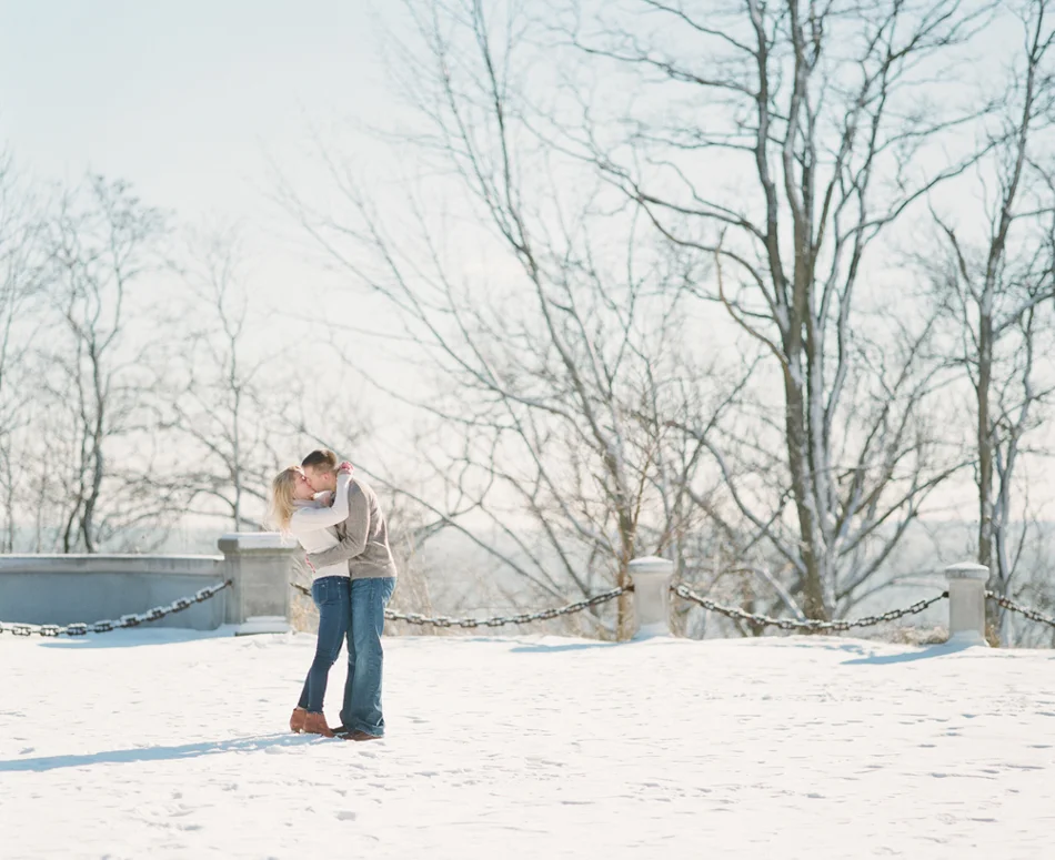 Milwaukee_Winter_Engagement_Photos_005.jpg