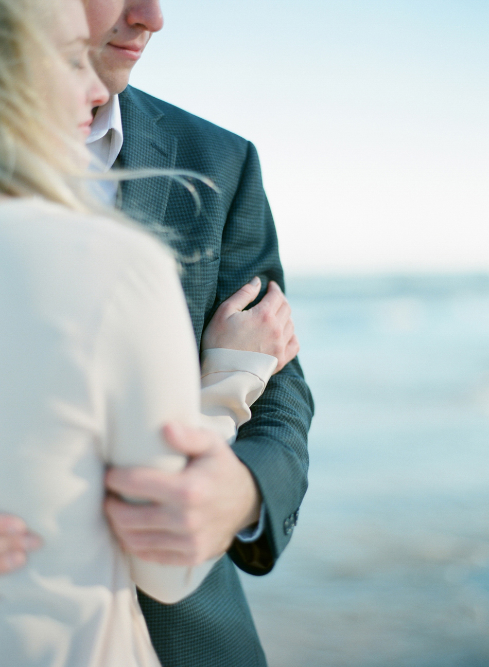 Milwaukee_Winter_Engagement_Photos_014.jpg